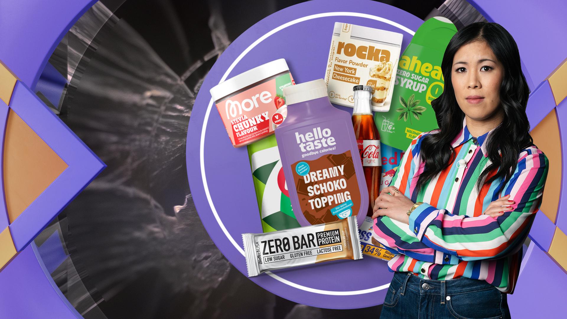 Mai Thi Nguyen-Kim steht vor einer LED auf der Lebensmittel mit Süßstoffen abgebildet sind.