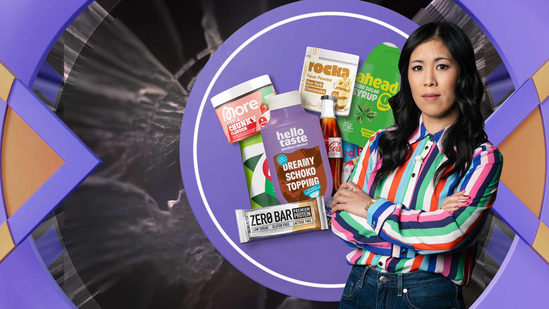 Mai Thi Nguyen-Kim steht vor einer LED auf der Lebensmittel mit Süßstoffen abgebildet sind.