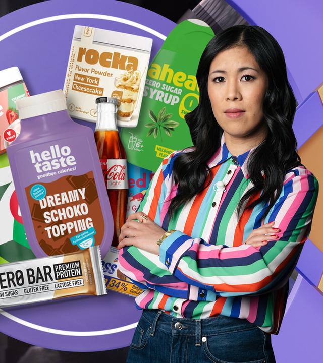 Mai Thi Nguyen-Kim steht vor einer LED auf der Lebensmittel mit Süßstoffen abgebildet sind.