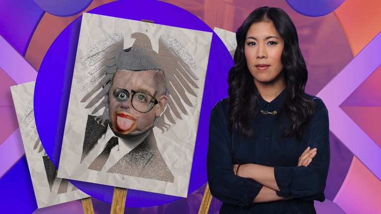 "MAITHINK X - Die Show - Wie populistische Politiker uns verarschen": Mai Thi Nguyen-Kim steht mit verschränkten Armen neben einer Bildcollage, die einen Mann mit rausgesatreckter Zune und einem Bundesadler als Kopfschmuck zeigt.