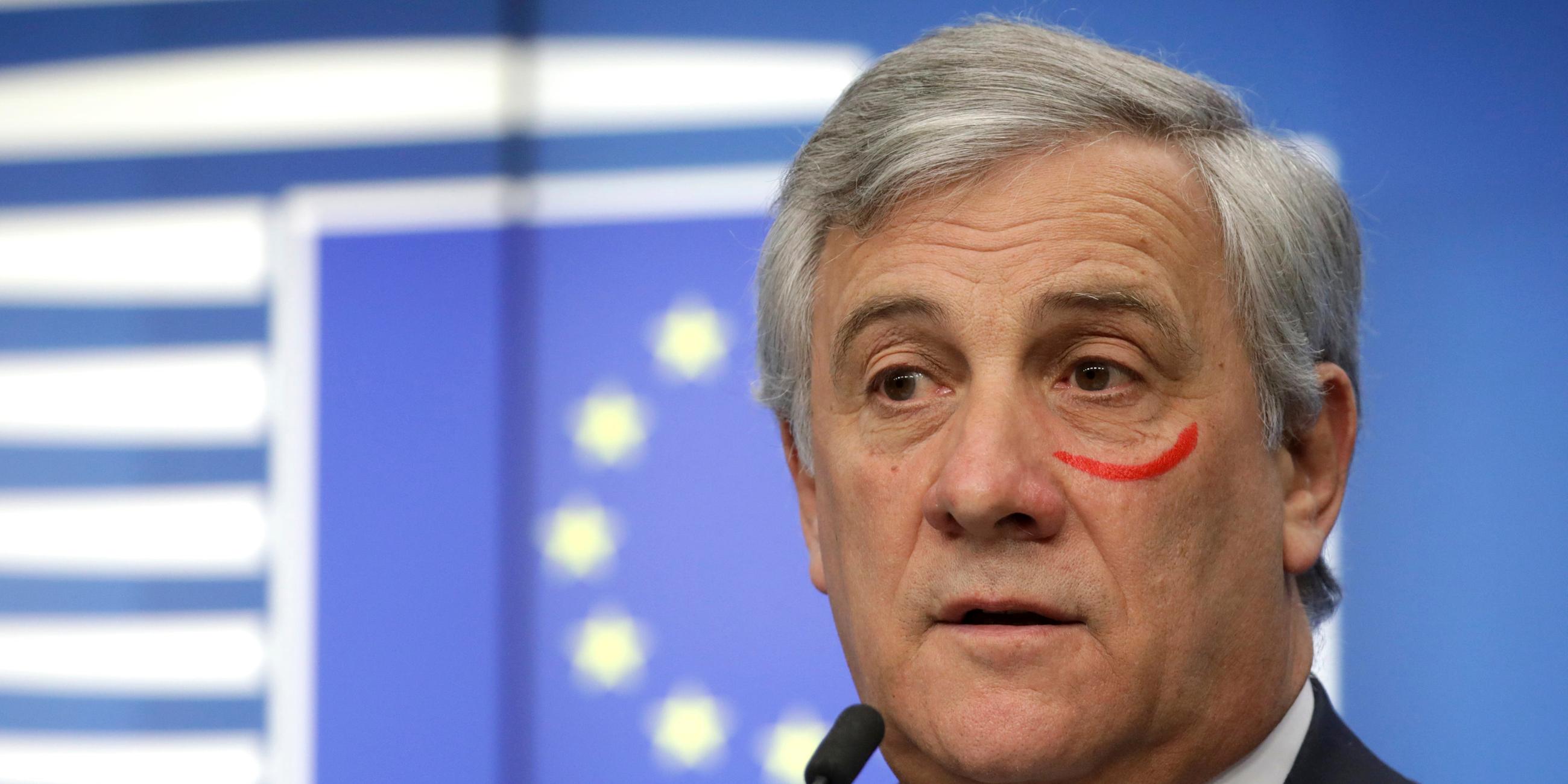 EU-Parlamentspräsident Tajani mit einem roten Lippenstiff-Strich unter dem Auge beim EU-Gipfel in Brüssel, am 25.11.18