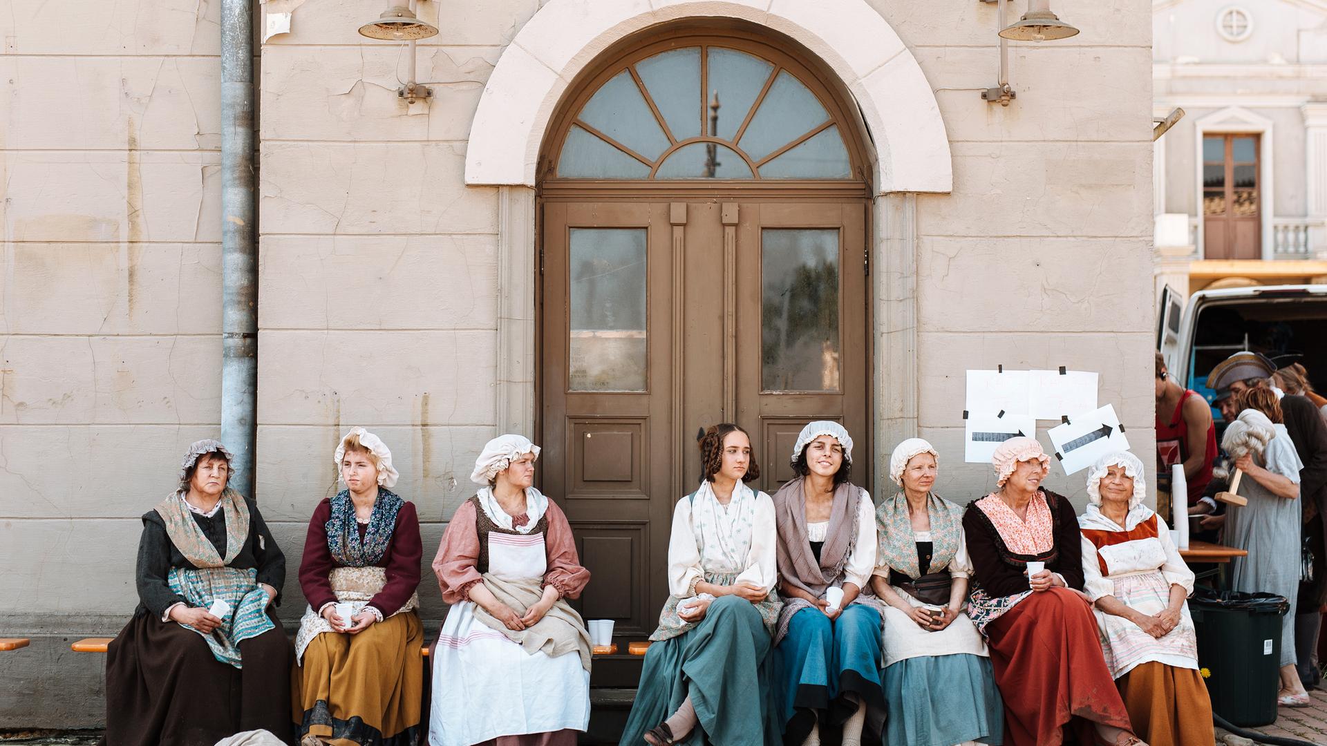 Von der Straßenkleidung der normalen Leute bis zum Friseurwerkzeug wurden alle Ausstattungsstücke mit Fachberatern historisch recherchiert.