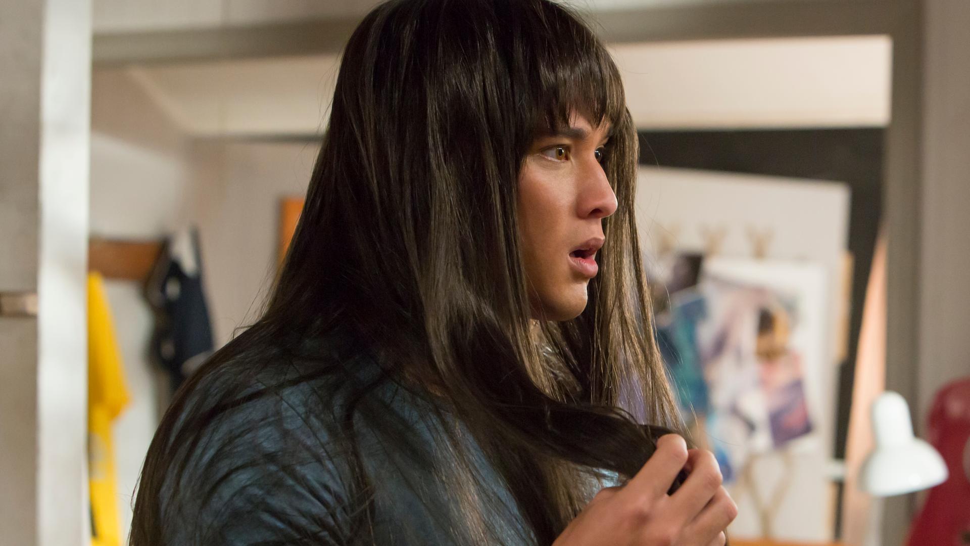 Zac hat lange Haare. Er schaut erschrocken.