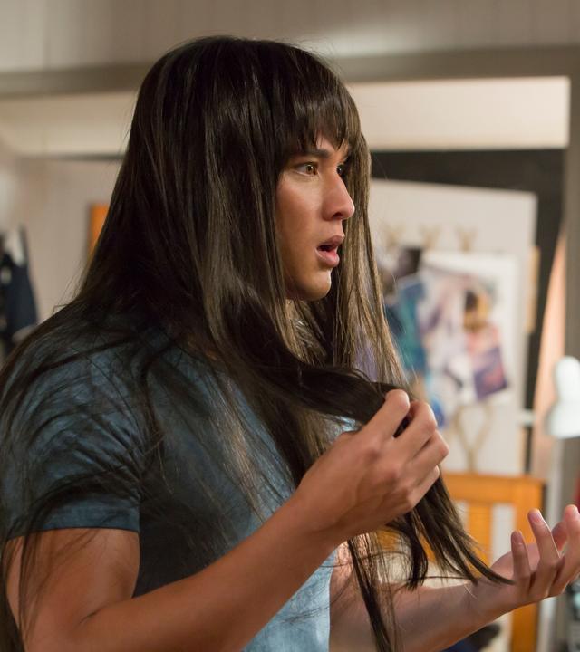 Zac hat lange Haare. Er schaut erschrocken.
