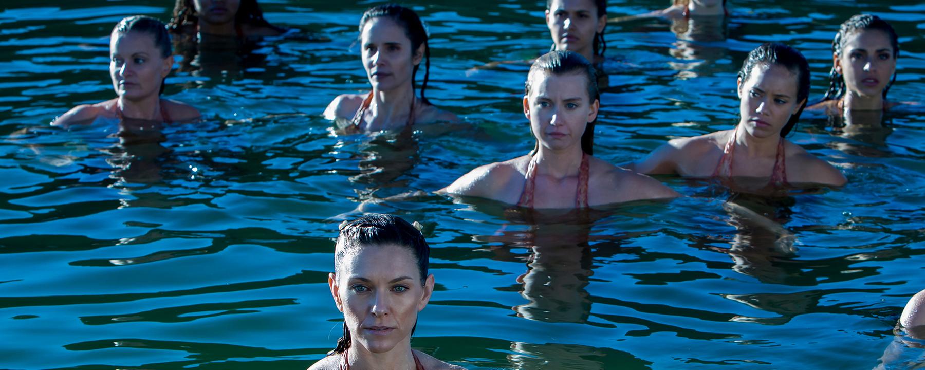 Meerjungfrauen versammelt im Wasser