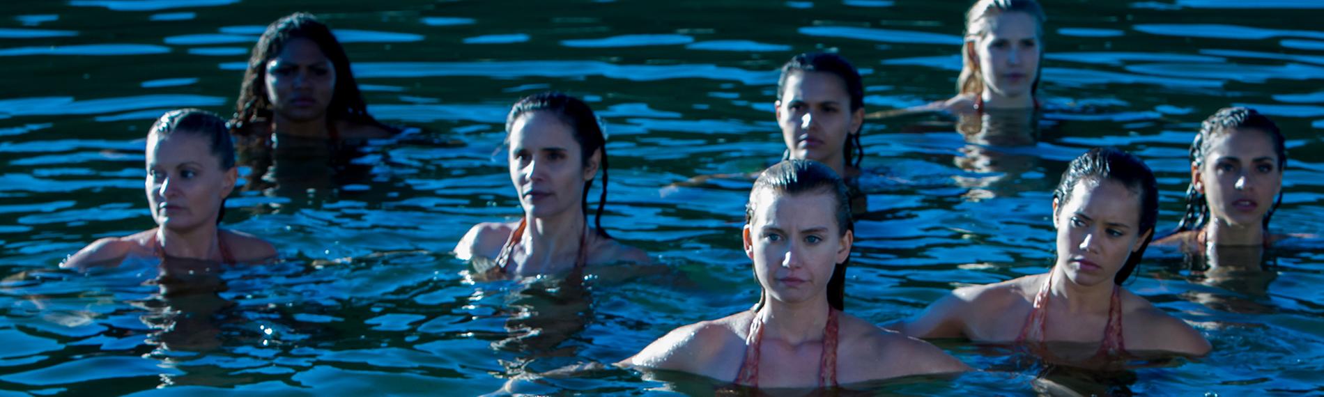 Meerjungfrauen versammelt im Wasser