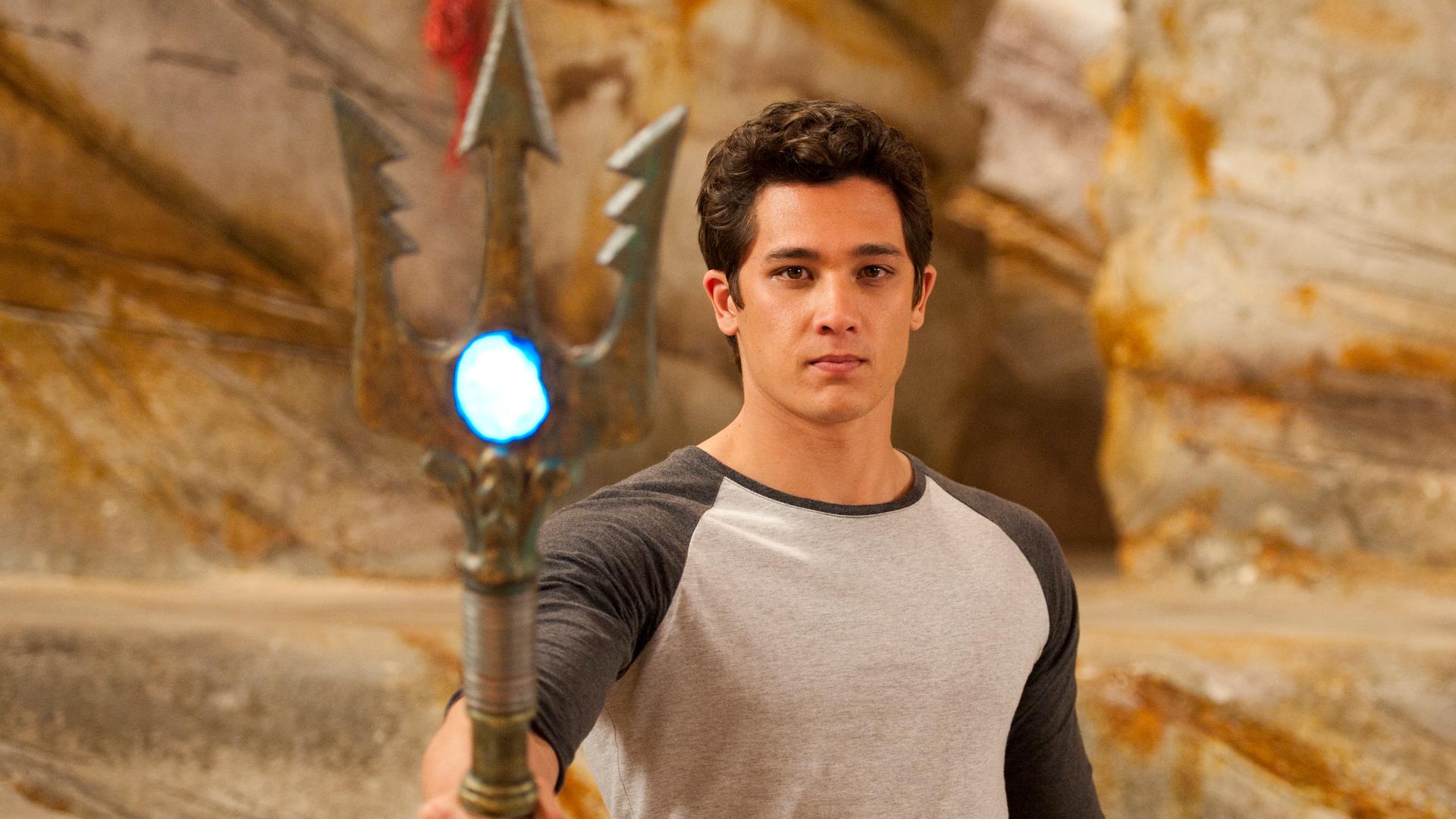 Zac steht in einer Höhle und hält seinen Dreizack in der Hand.