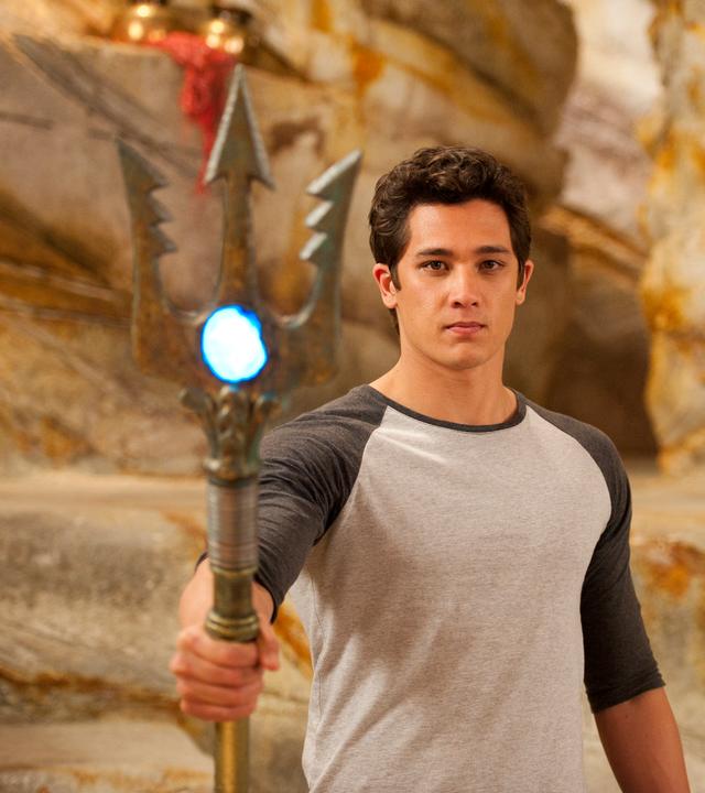 Zac steht in einer Höhle und hält seinen Dreizack in der Hand.