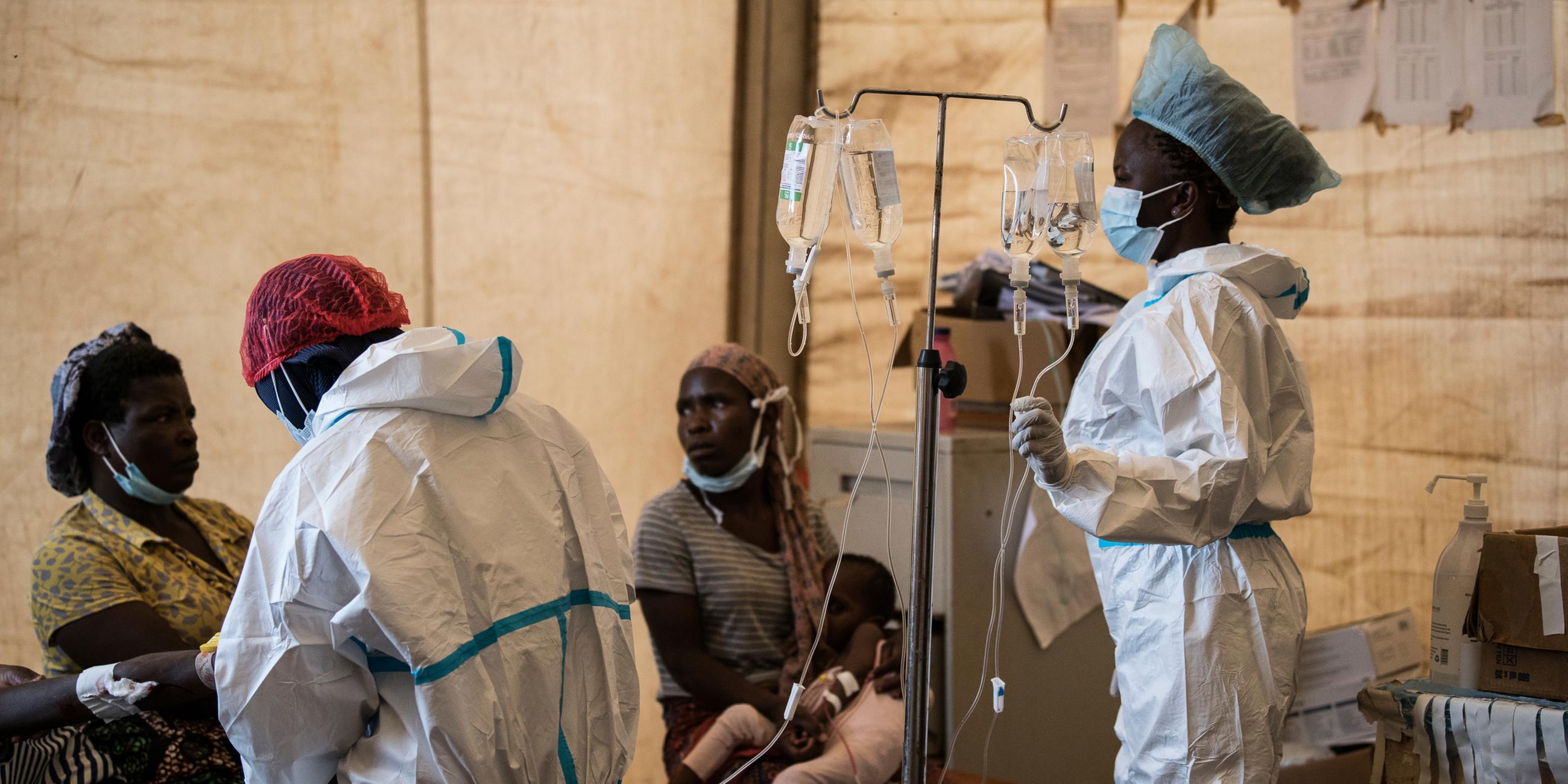 Gesundheitspersonal behandelt Cholera-Patienten in Malawi. (Archivbild)