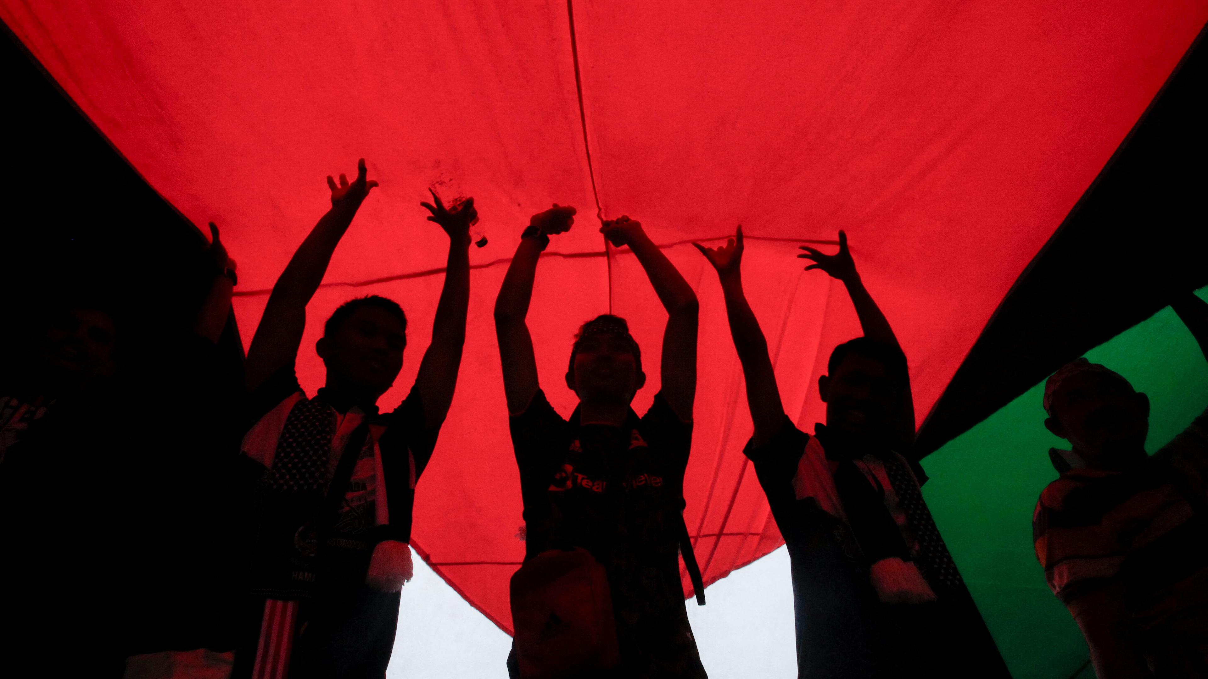 Demonstranten halten eine palästinensische Flagge während einer Demonstration vor der US-Botschaft zur Unterstützung der Palästinenser in Gaza.