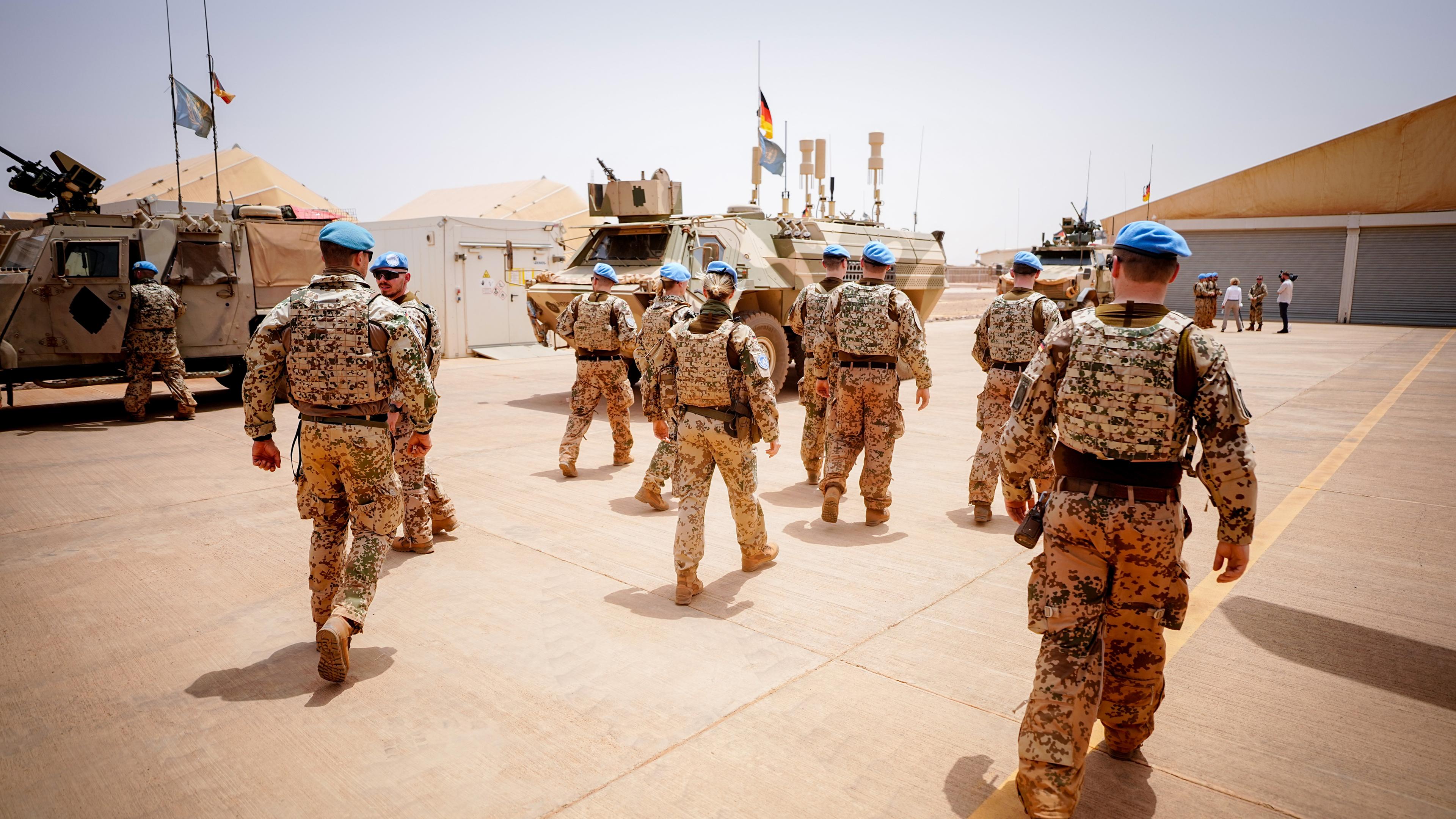 Mali: Soldaten der Bundeswehr verlassen einen Platz im Camp Castor in Gao.