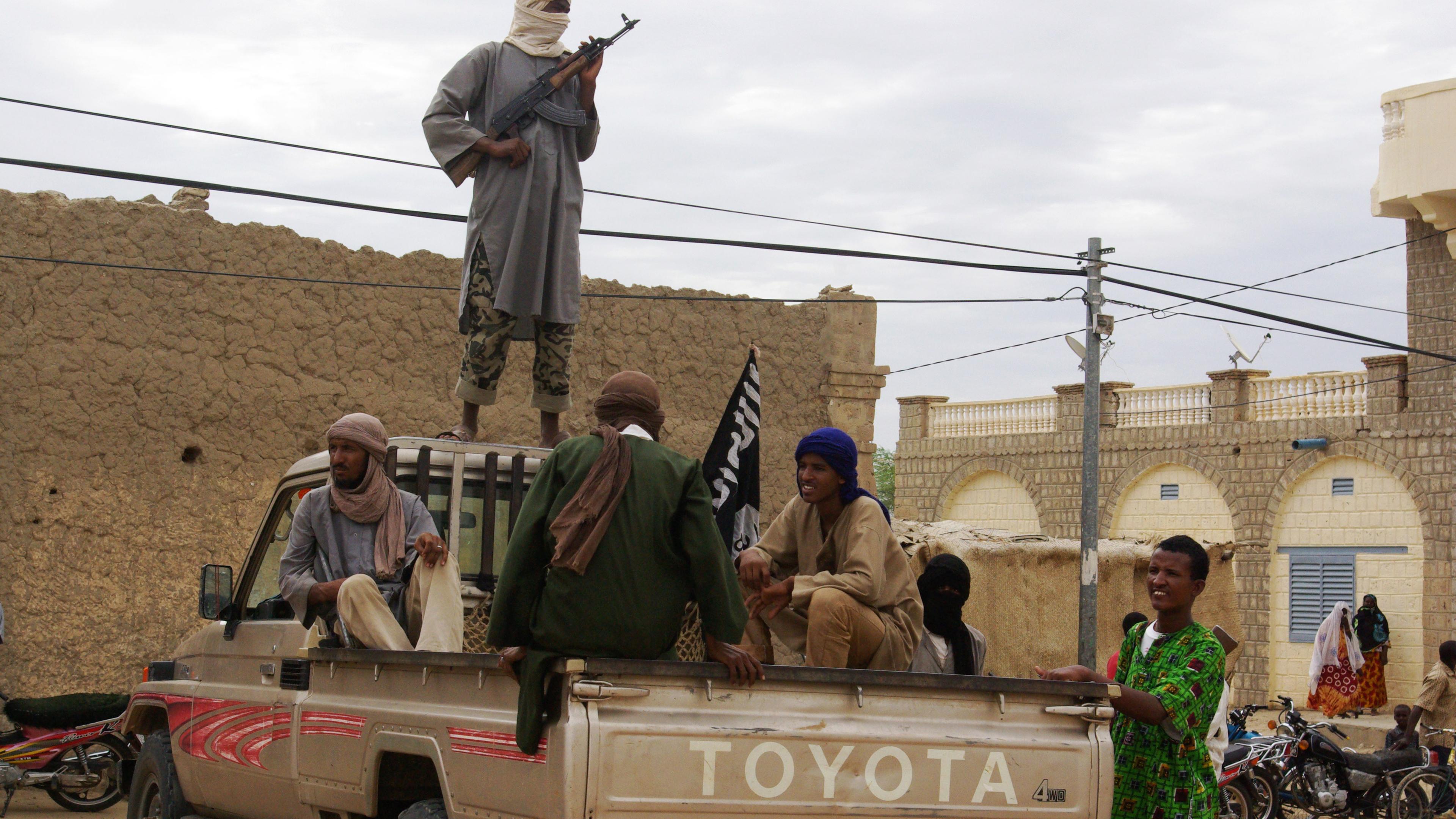 Ein vermummter Kämpfer einer islamistischen Gruppe halten Wache in Timbuktu, Mali.