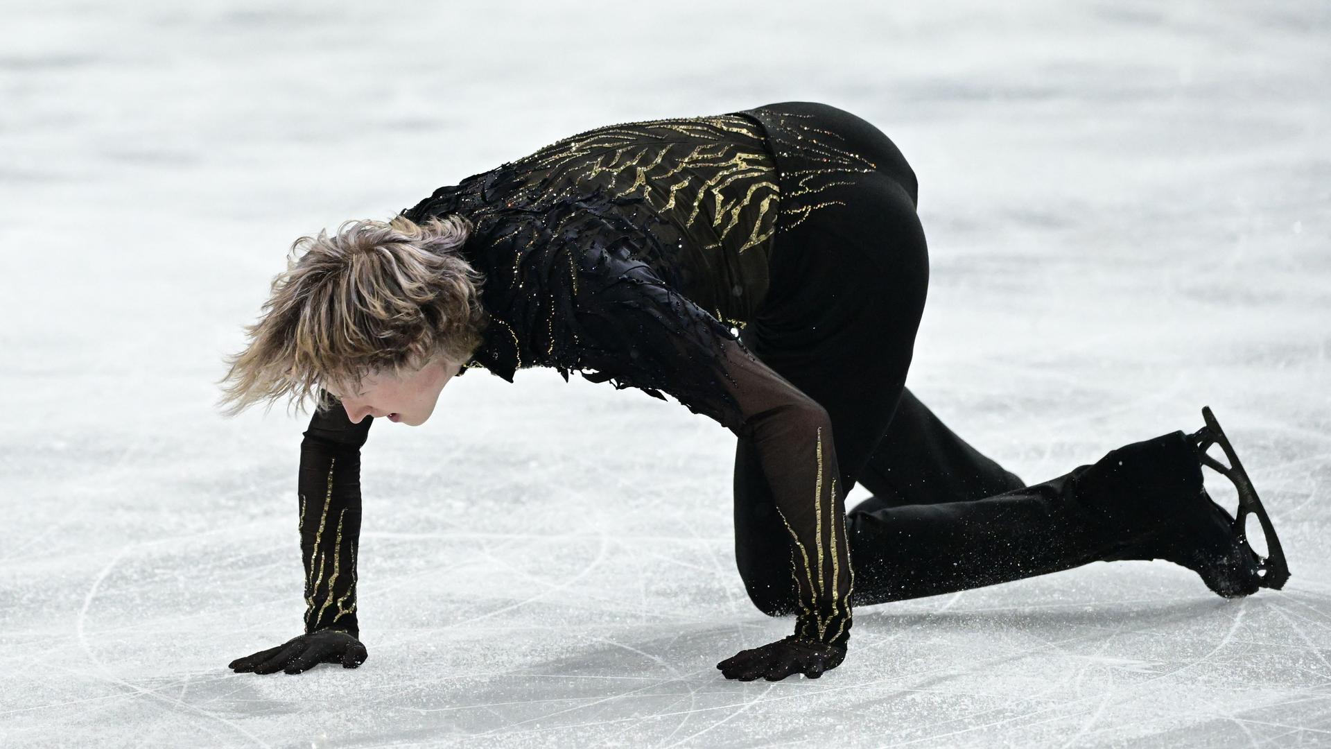 Ilia Malinin beim Aufstehen, nachdem er in Kür stürzte.