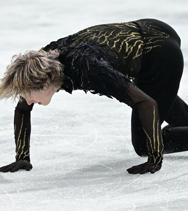 Ilia Malinin beim Aufstehen, nachdem er in Kür stürzte.