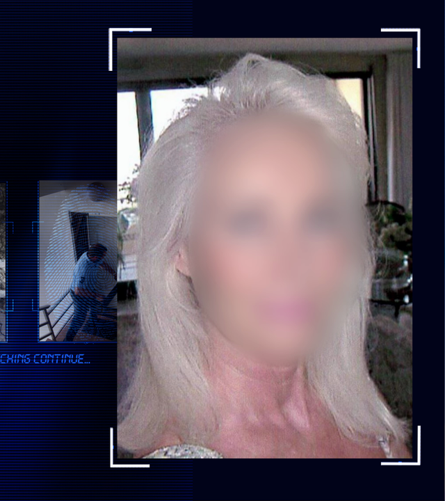 Portraitfoto des Opfers Gisela S. (66). Frau mit langen grauen Haaren blickt Richtung Kamera. Das Gesicht wurde im Bild technisch verfremdet. Links daneben: Lichtschematische Darstellung eines Fingerabdrucks