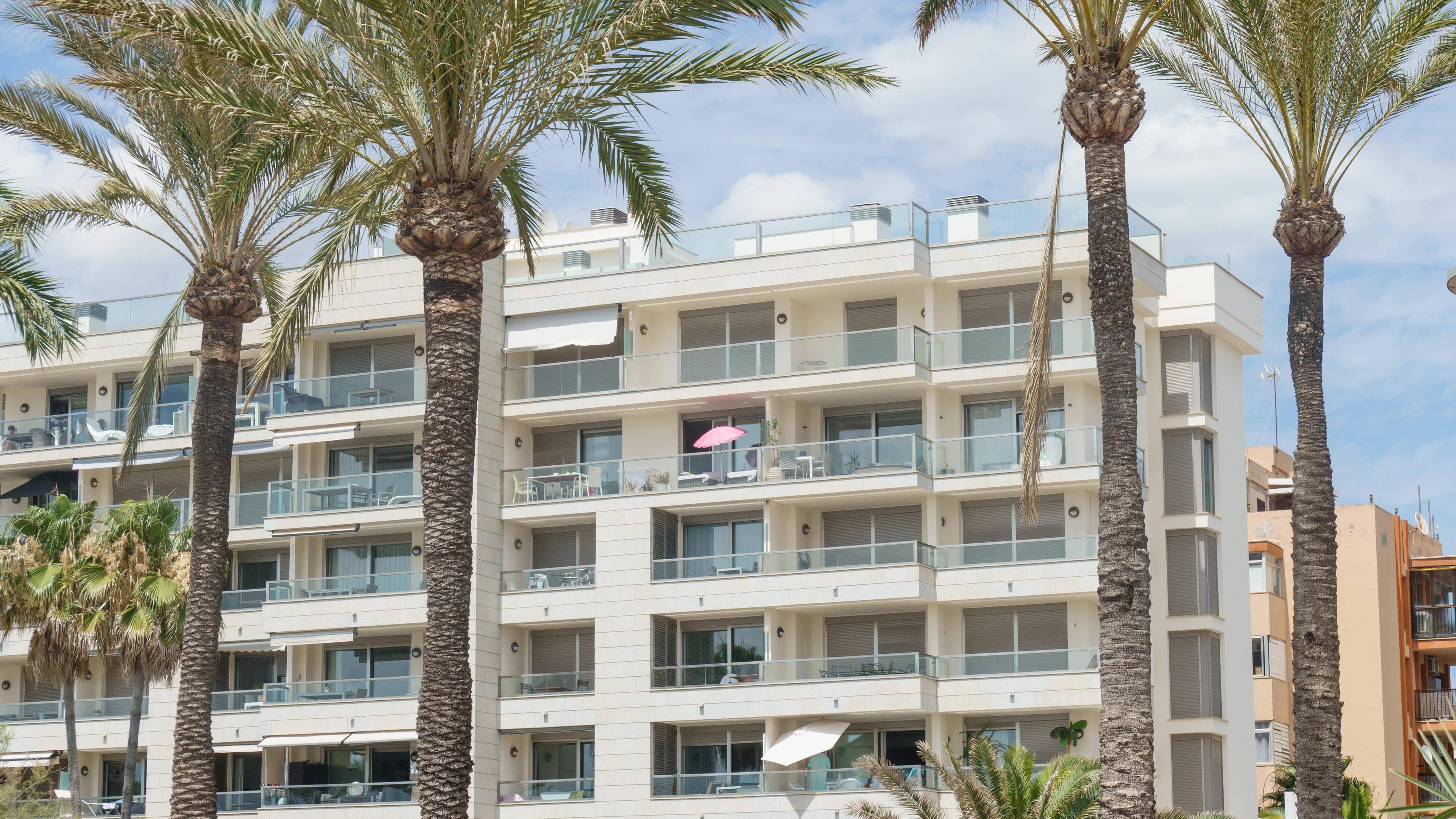 Spanien, Mallorca: Balkone eines Hotels in Palma, Symbolbild