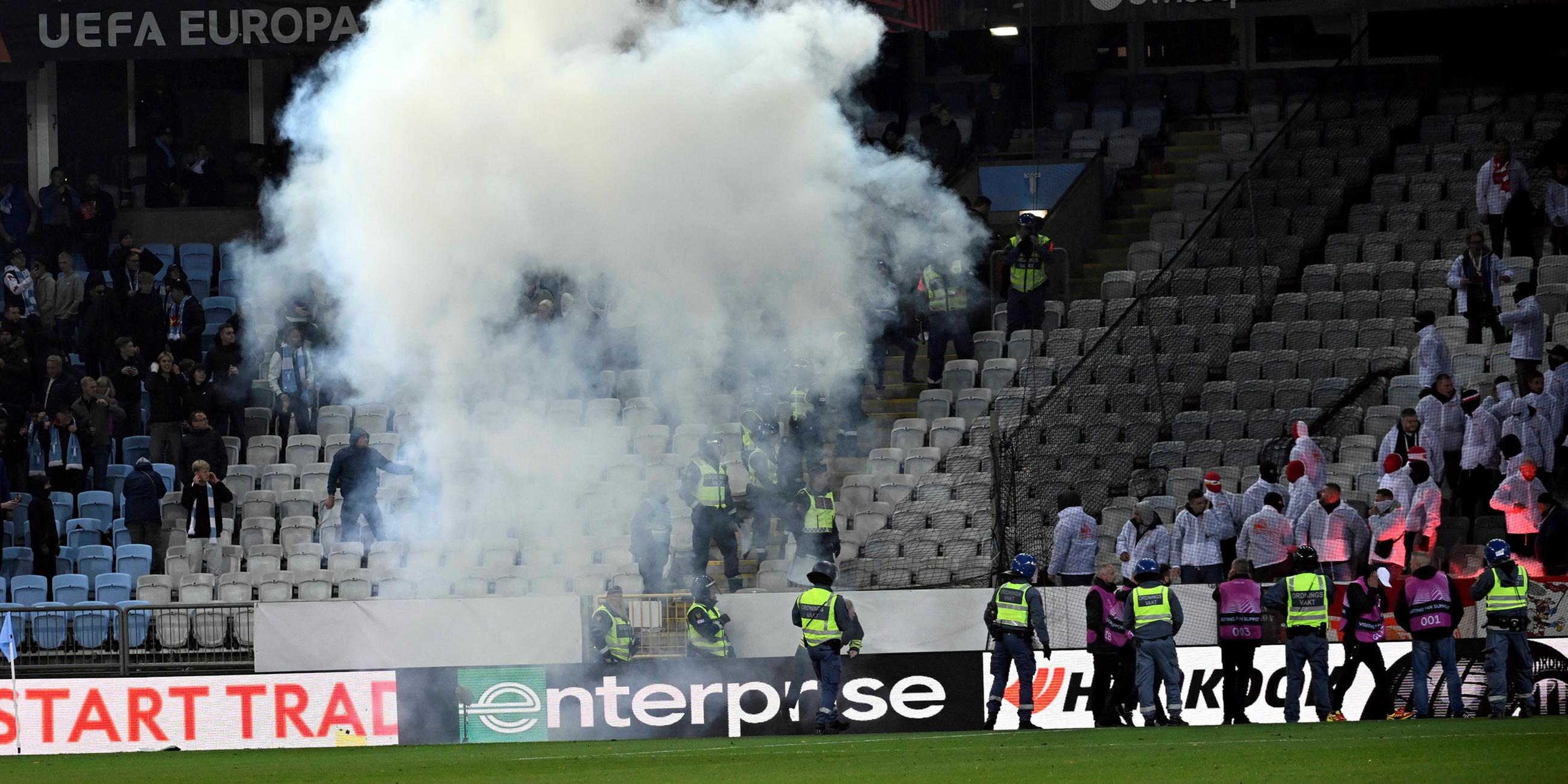 Beim Spiel Malmö FF gegen FC Union Berlin wird Pyrotechnik gezündet