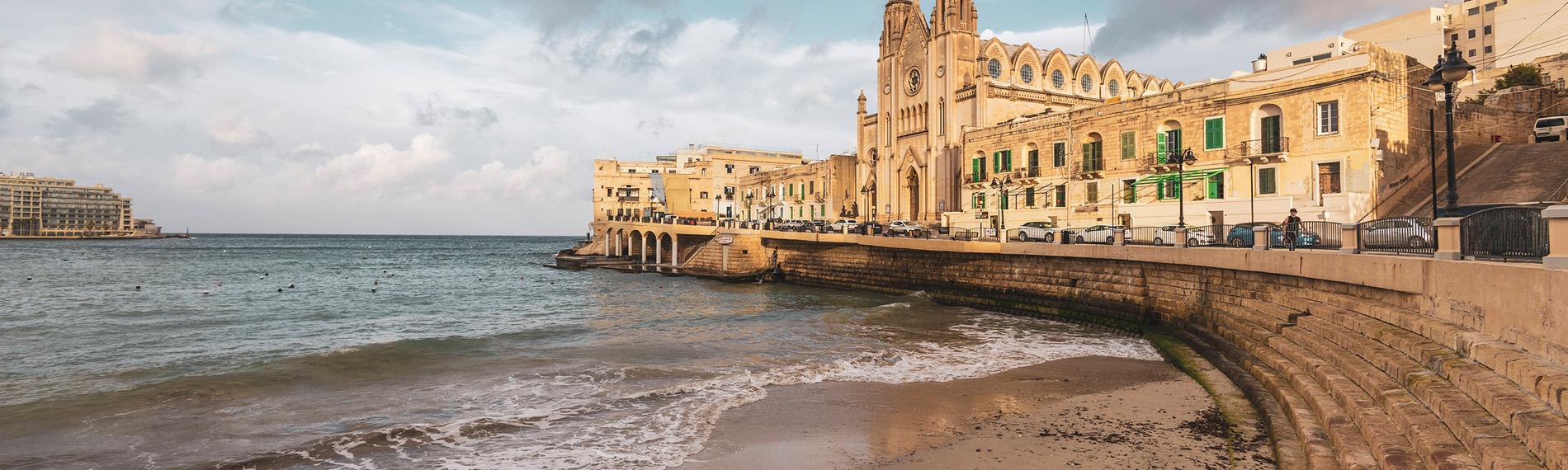 Prommenade an der Spinola Bay in St. Julians auf der Mittelmeerinsel Malta