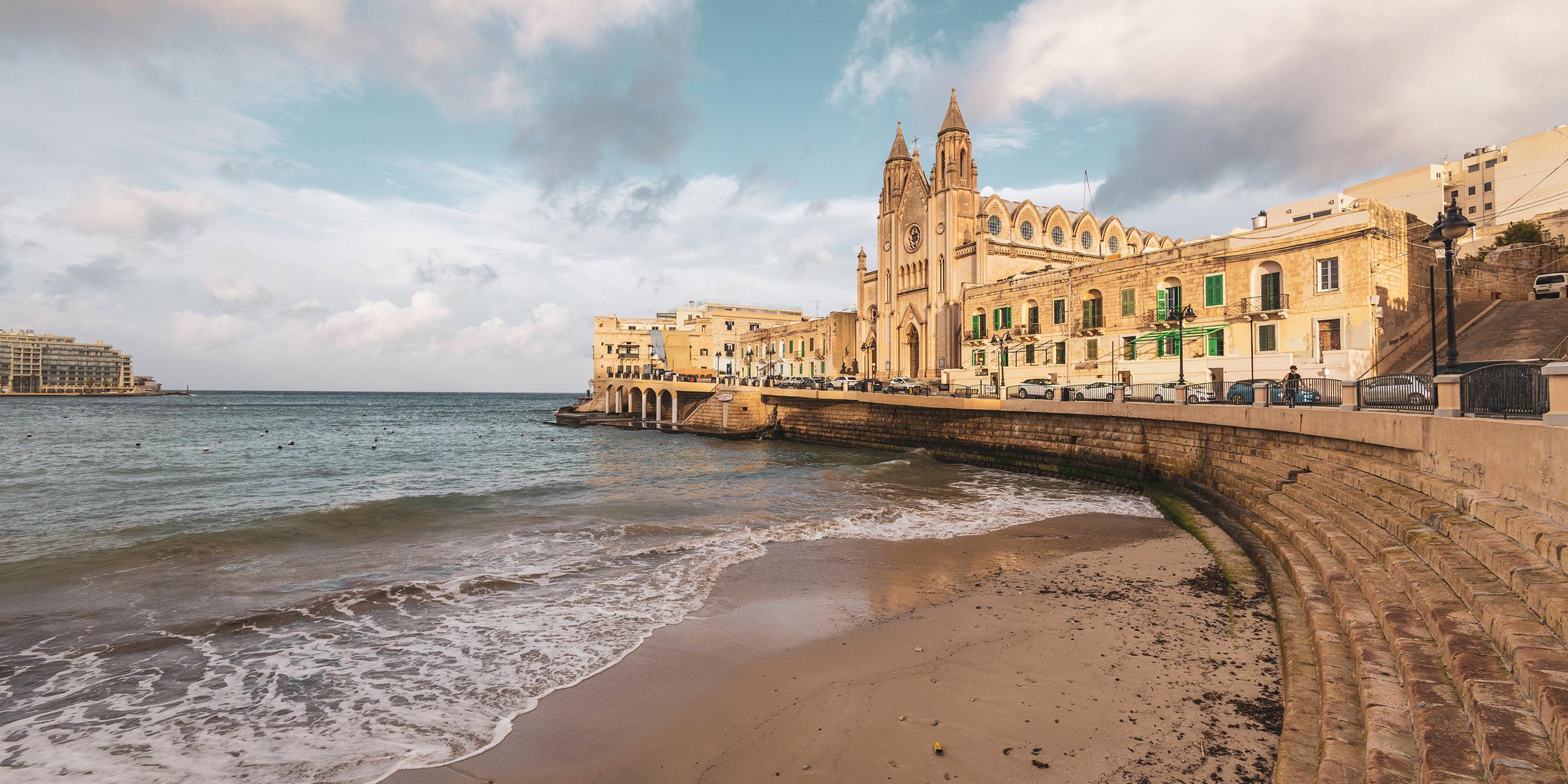 Prommenade an der Spinola Bay in St. Julians auf der Mittelmeerinsel Malta
