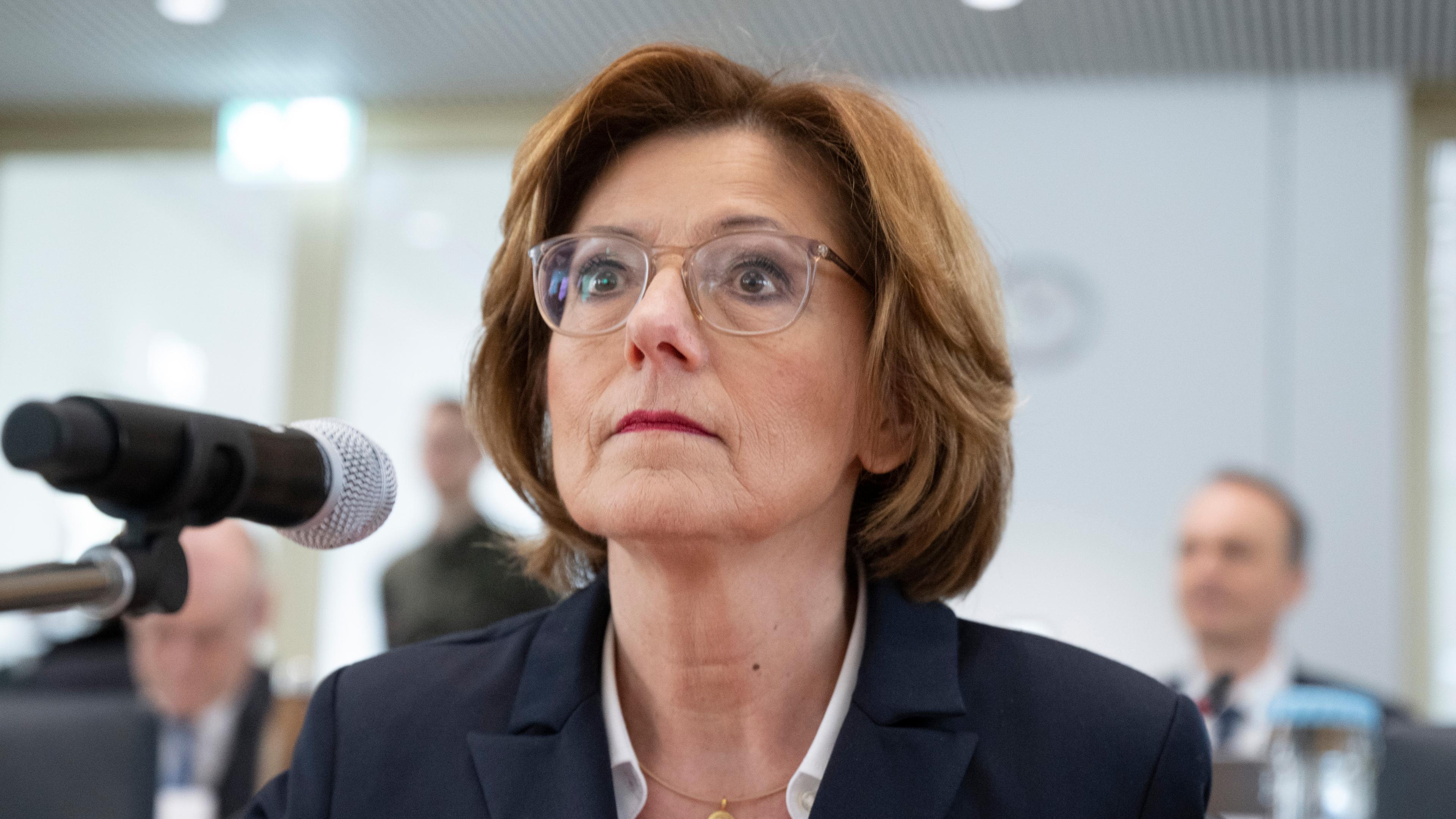  Malu Dreyer (SPD), Ministerpräsidentin von Rheinland-Pfalz, kommt zur Sitzung des Untersuchungsausschuss zur Flutkatastrophe im Ahrtal, Bei der Sitzung wird die öffentliche Beweisaufnahme fortgesetzt.