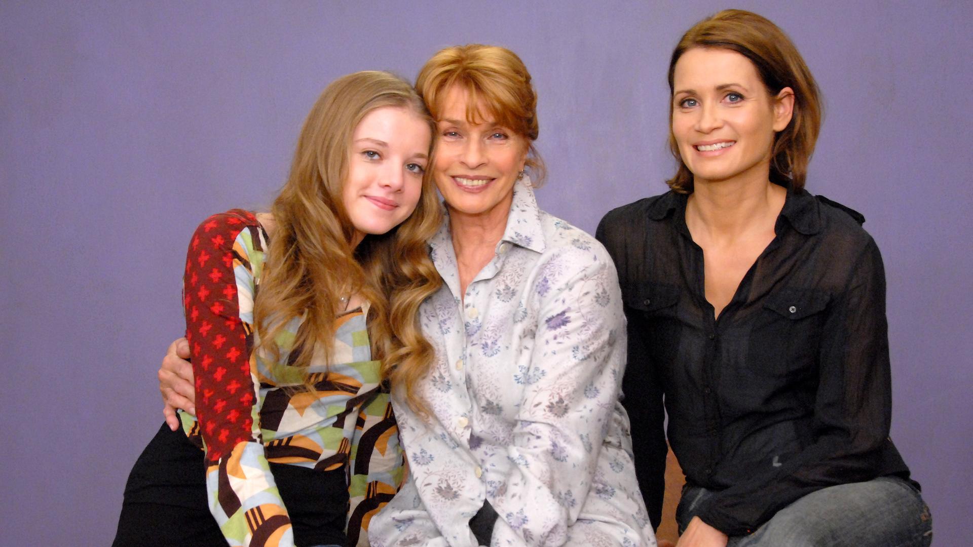 Die Oma umarmt Tochter und Enkelin: Jette (Jella Haase), Luise Fischer (Senta Berger) und Christiane (Anja Kling) verkörpern den Drei-Generationen-Haushalt.