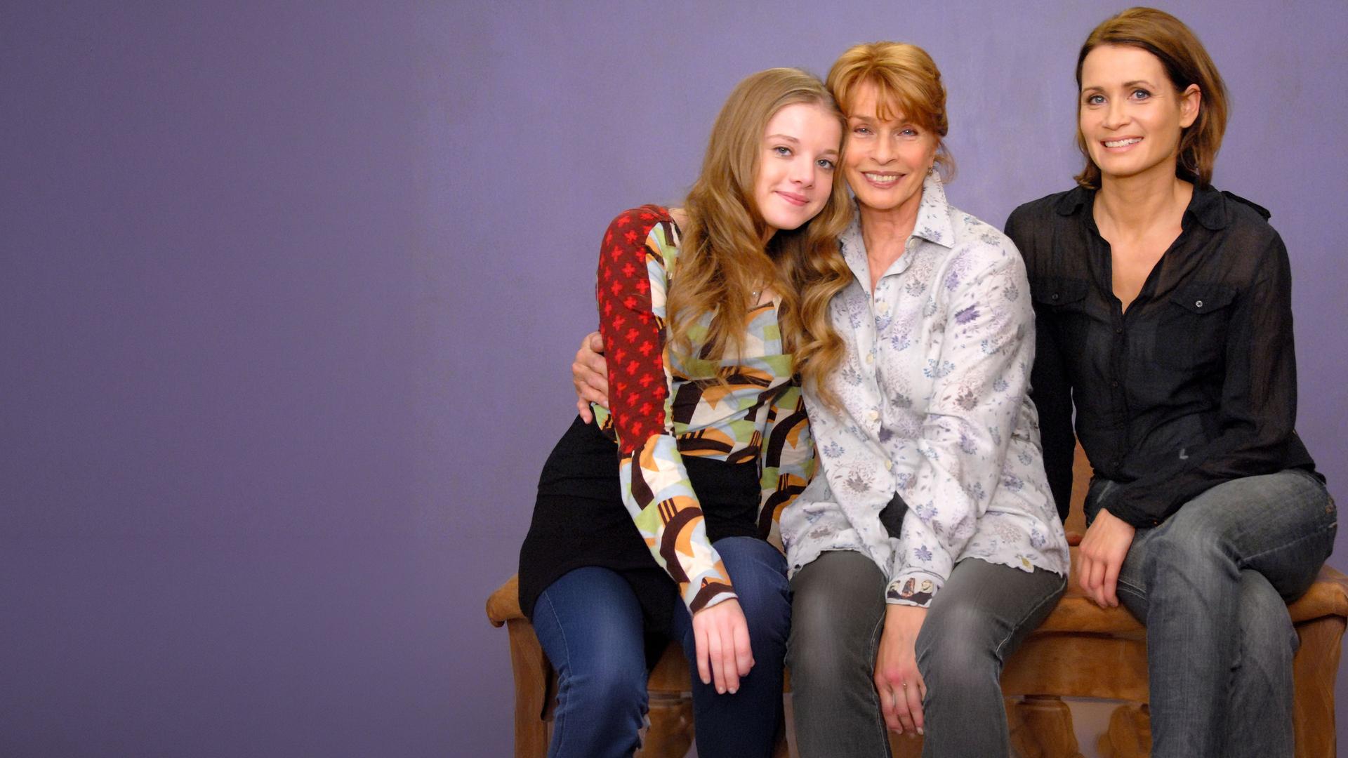 Die Oma umarmt Tochter und Enkelin: Jette (Jella Haase), Luise Fischer (Senta Berger) und Christiane (Anja Kling) verkörpern den Drei-Generationen-Haushalt.