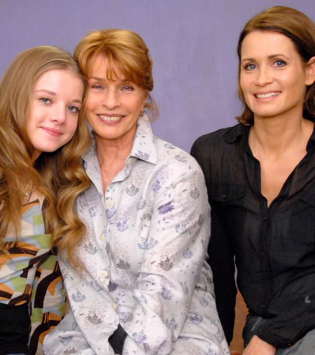 Die Oma umarmt Tochter und Enkelin: Jette (Jella Haase), Luise Fischer (Senta Berger) und Christiane (Anja Kling) verkörpern den Drei-Generationen-Haushalt.