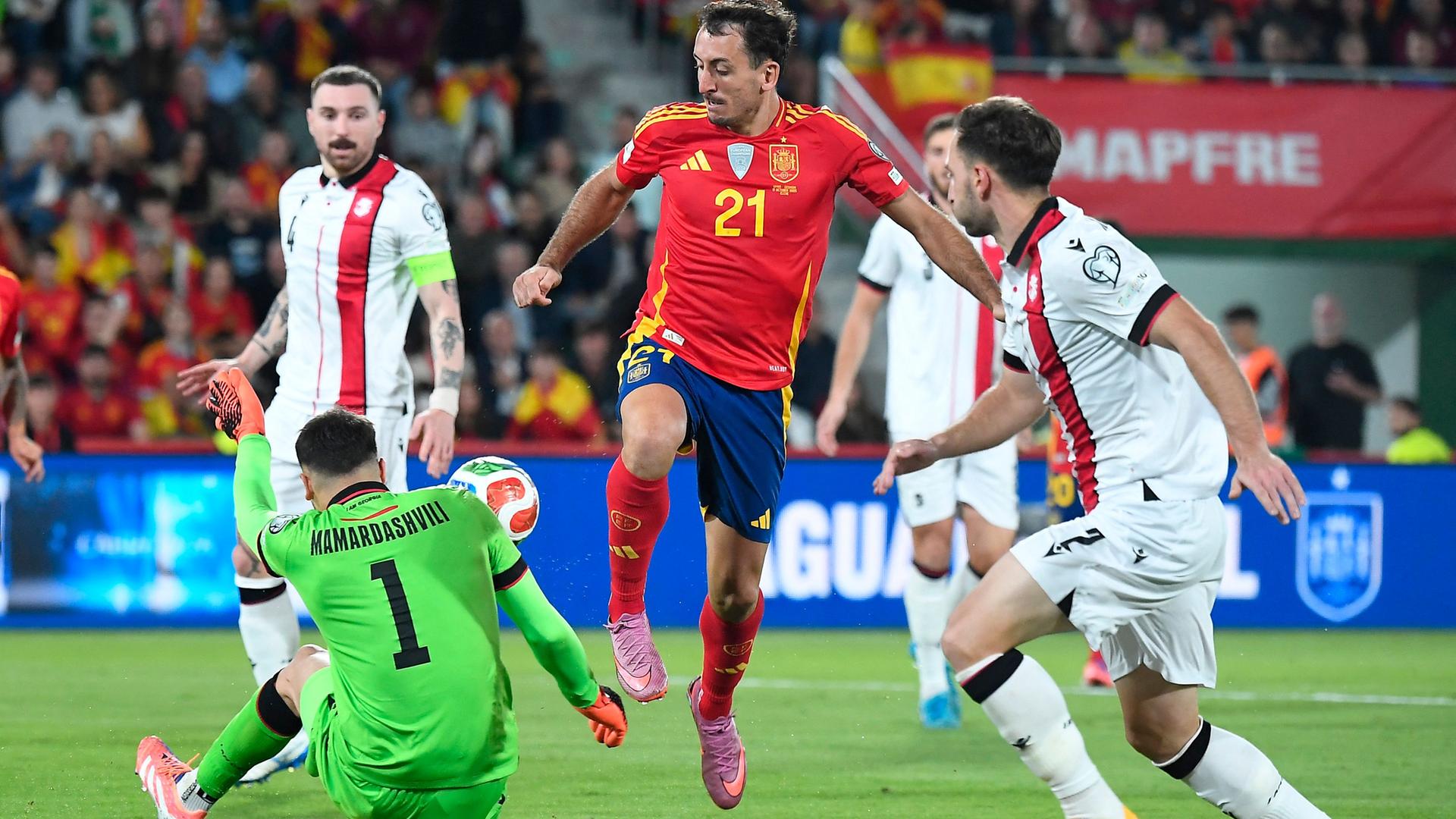 Georgien Keeper Giorgi Mamardashvili pariert einen Schuss von Spanien Mikel Oyarzabal