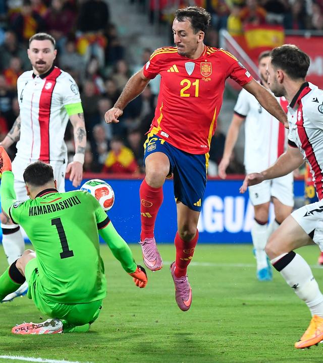 Georgien Keeper Giorgi Mamardashvili pariert einen Schuss von Spanien Mikel Oyarzabal