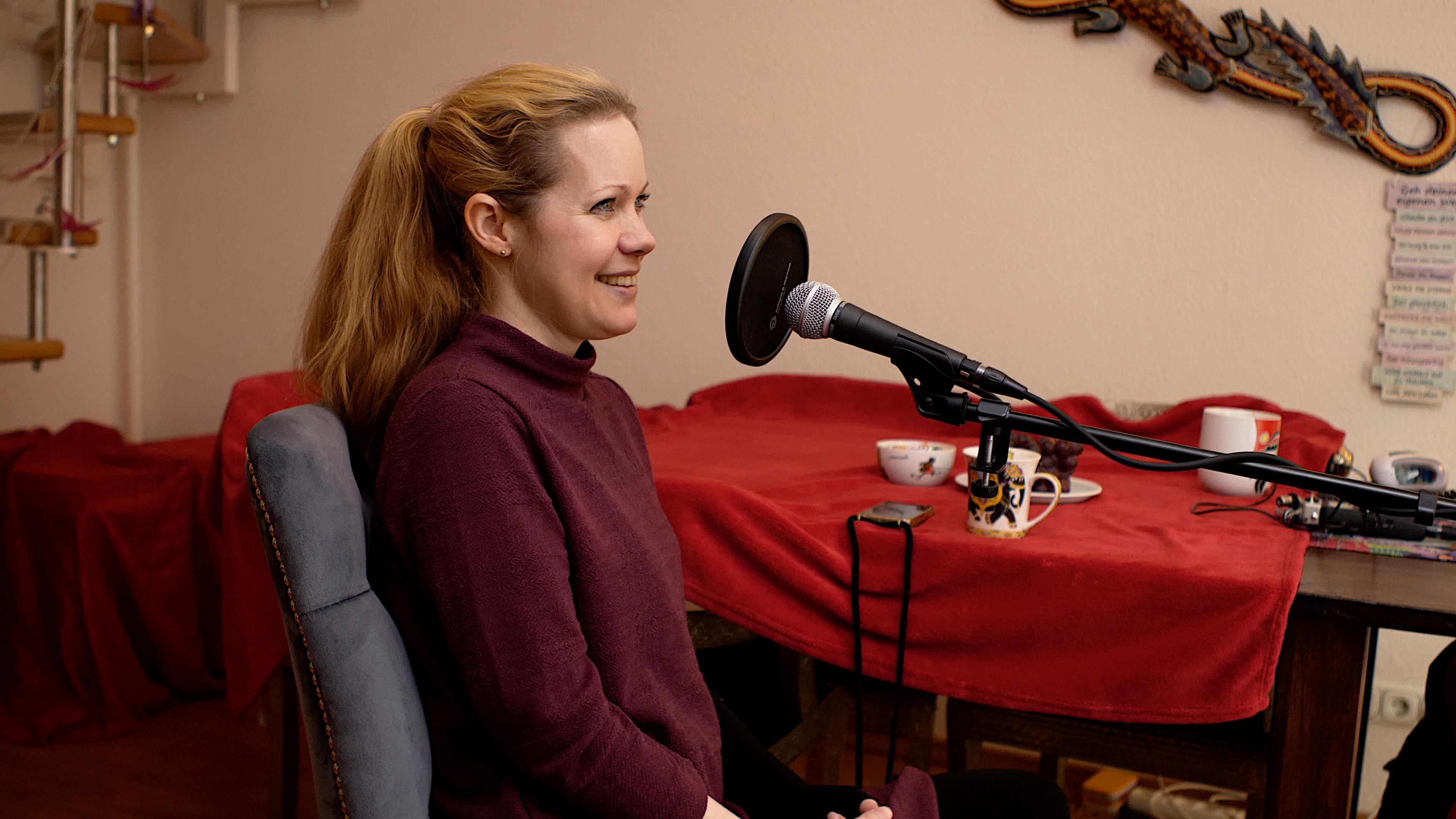 Steffi sitzt bei Aufnahme ihrer Stimme vor einem Mirkrofon.