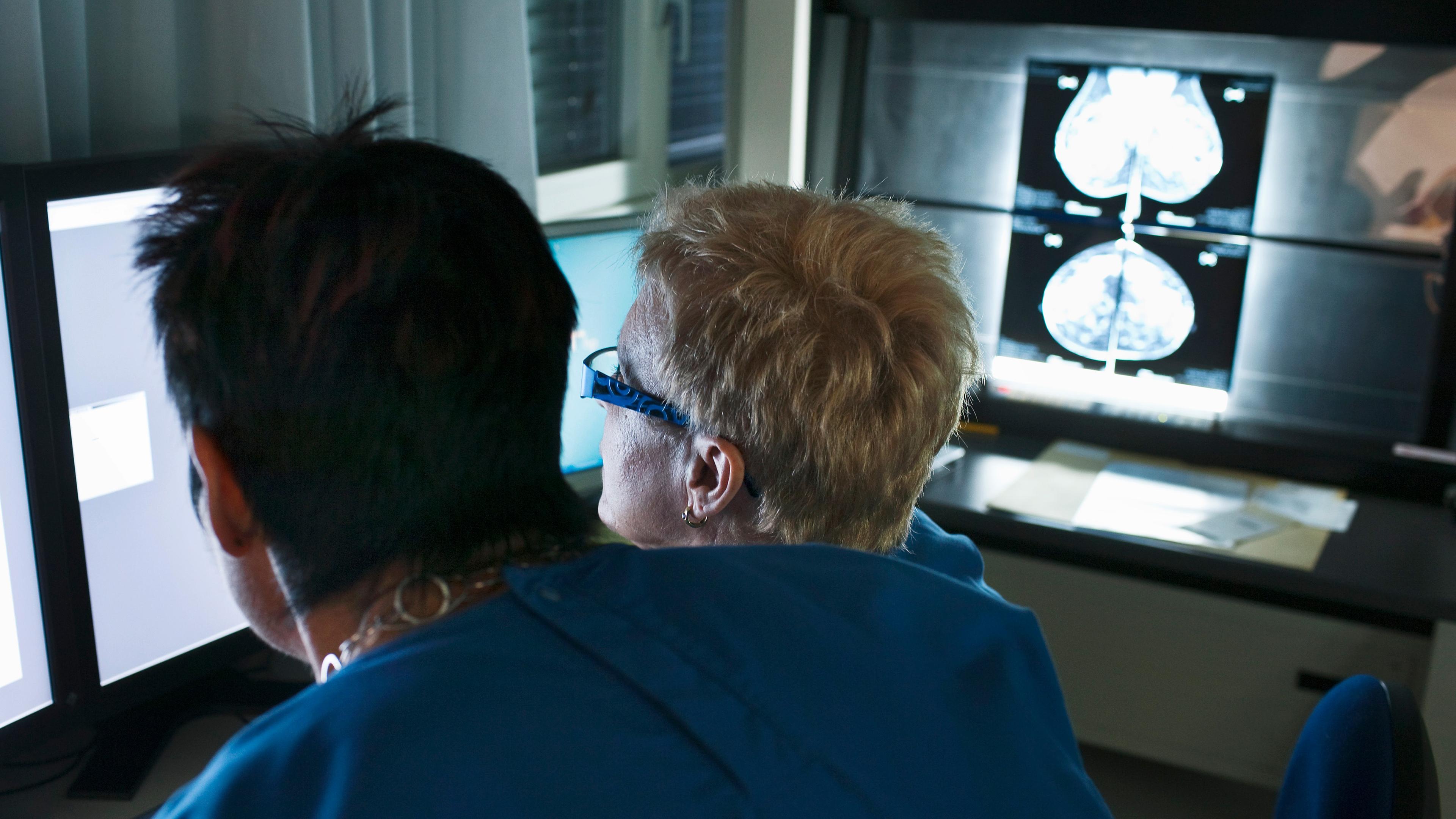 Zwei Roentgenassistentinnen ueberwachen am 8. Dezember 2009 in der Klinik Engeried in Bern die Roentgenaufnahme einer weiblichen Brust