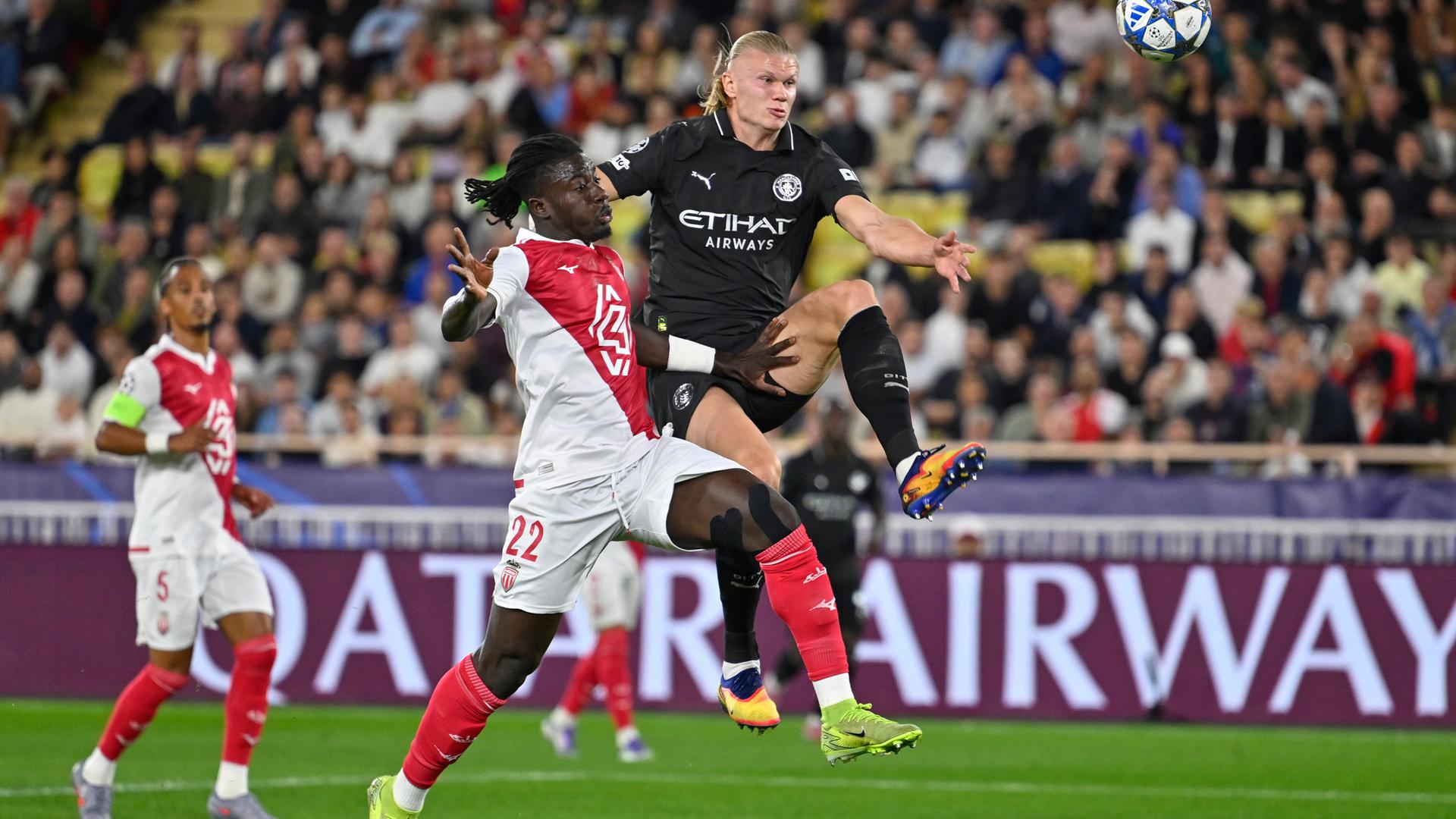 Erling Haaland (Manchester City) und Mohammed Salisu (Monaco) kämpfen. 