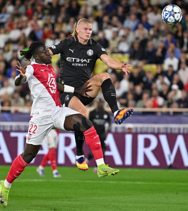 Erling Haaland (Manchester City) und Mohammed Salisu (Monaco) kämpfen. 