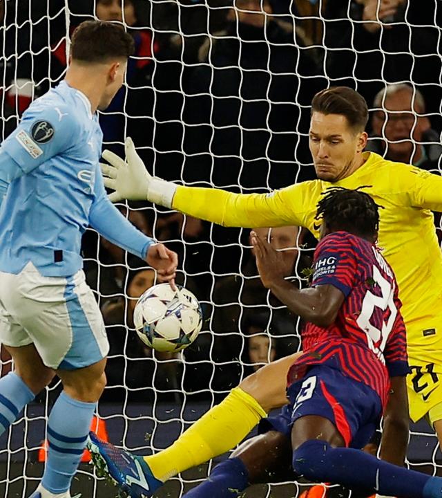  Julian Alvarez (Manchester City) schießt das dritte Tor.