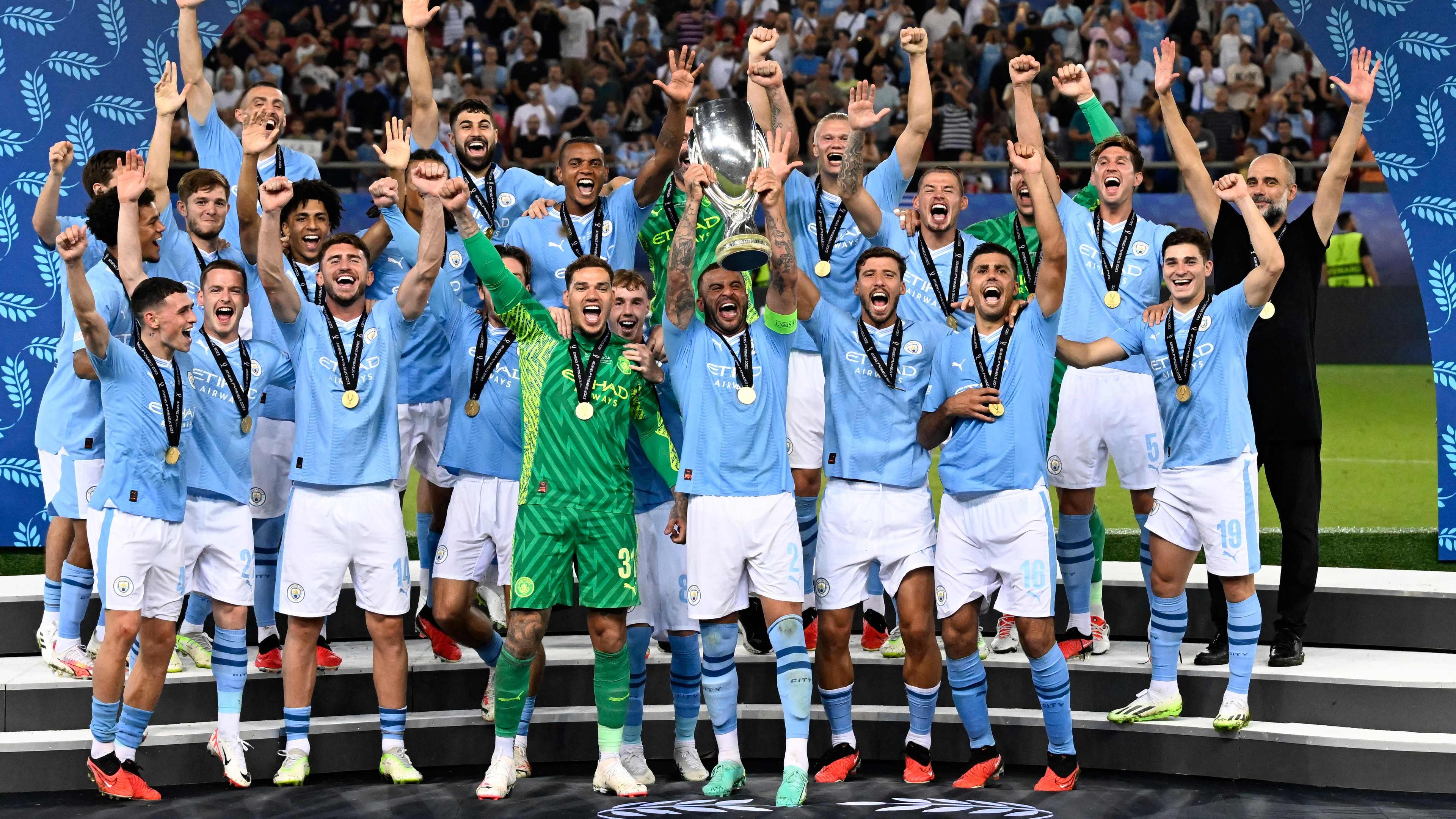 Die Mannschaft von Manchester City präsentiert den UEFA Supercup