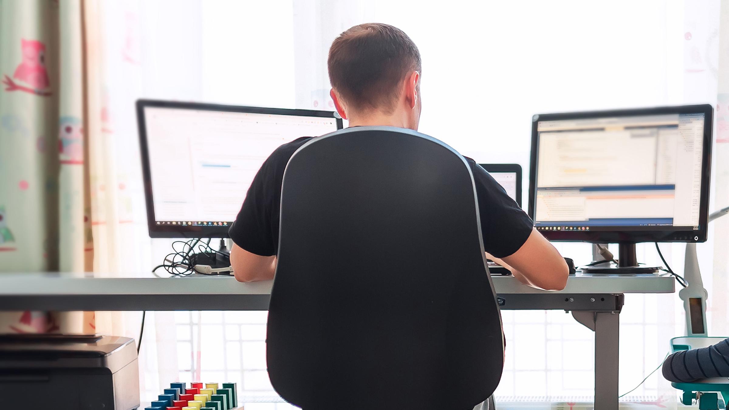 Mann arbeitet im Homeoffice