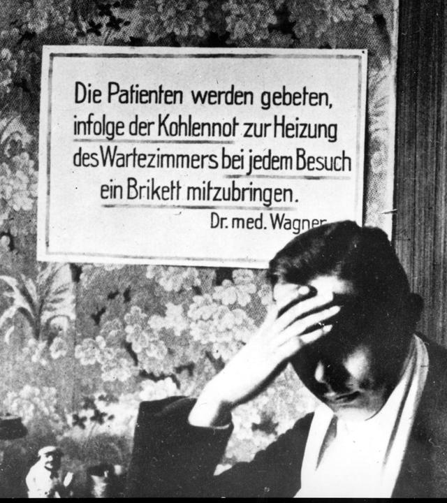 "Geheimnisse der Weimarer Republik: 1918-1923: Schwierige Geburt": Mann im Wartezimmer eines deutschen Arztes während der Inflation 1922.