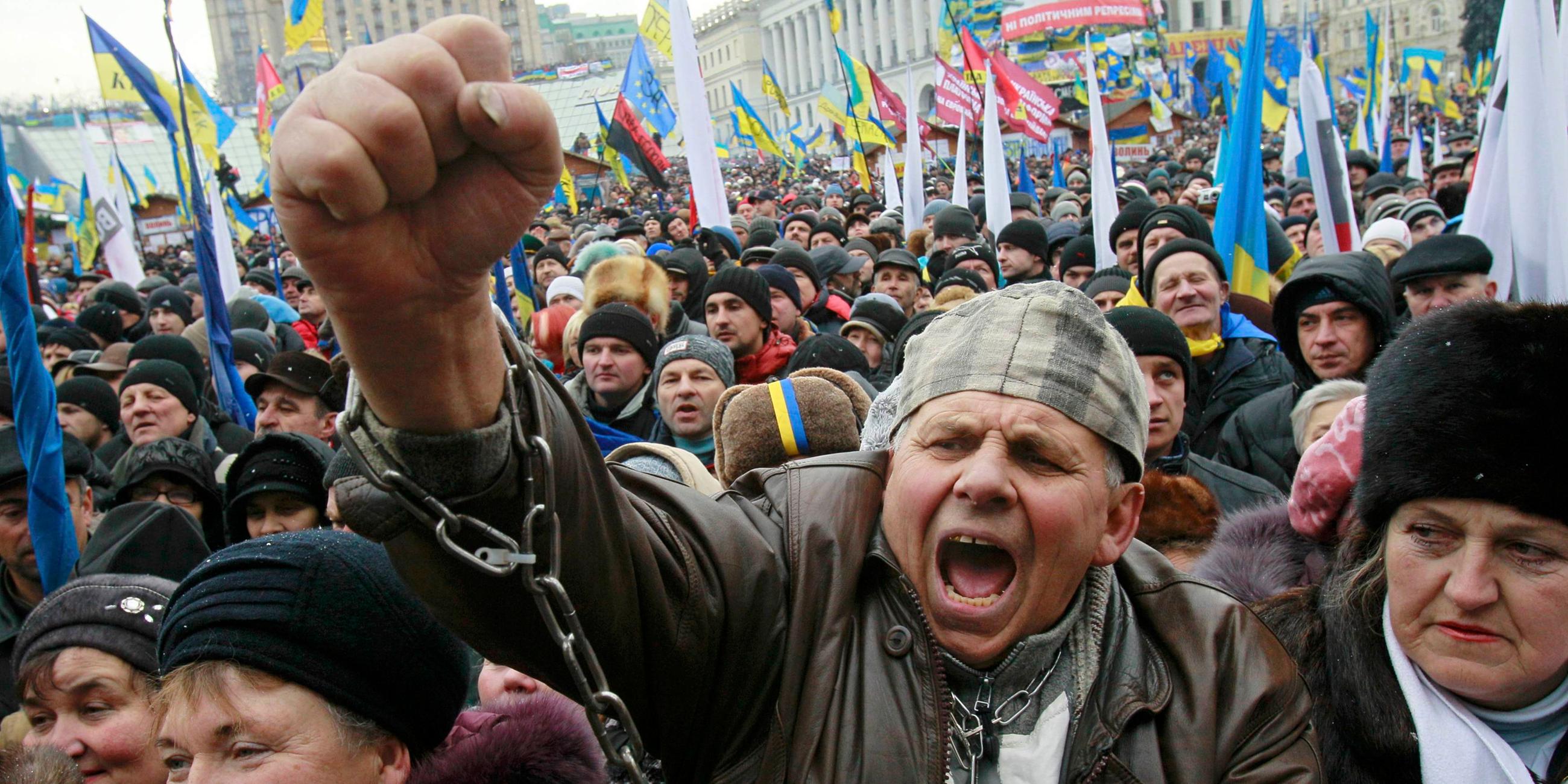Mann mit Händen in Handschellen bei Demonstration in Kiew