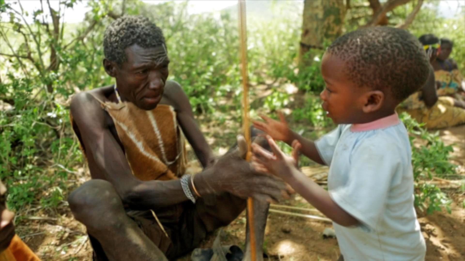 Mann mit Kind macht Feuer