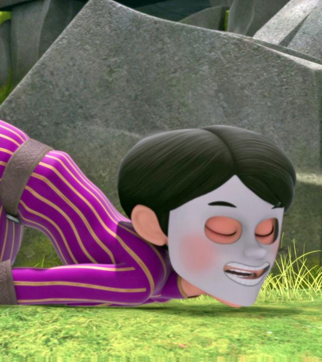 Prinz John trägt eine Maske und liegt kopfüber auf dem Boden.