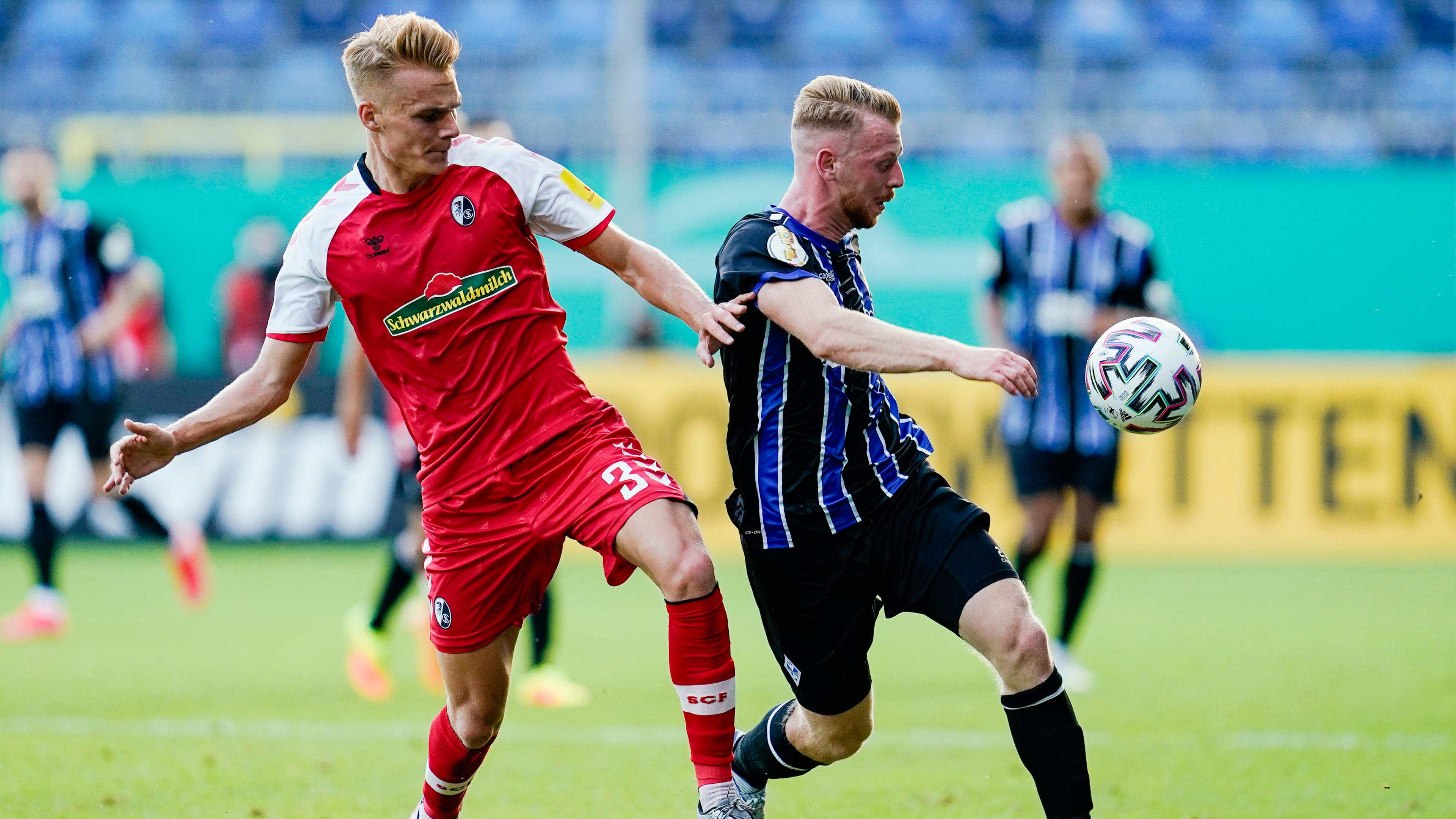 Freiburgs Lienhart im Duell mit dem Mannheimer Martinovic.