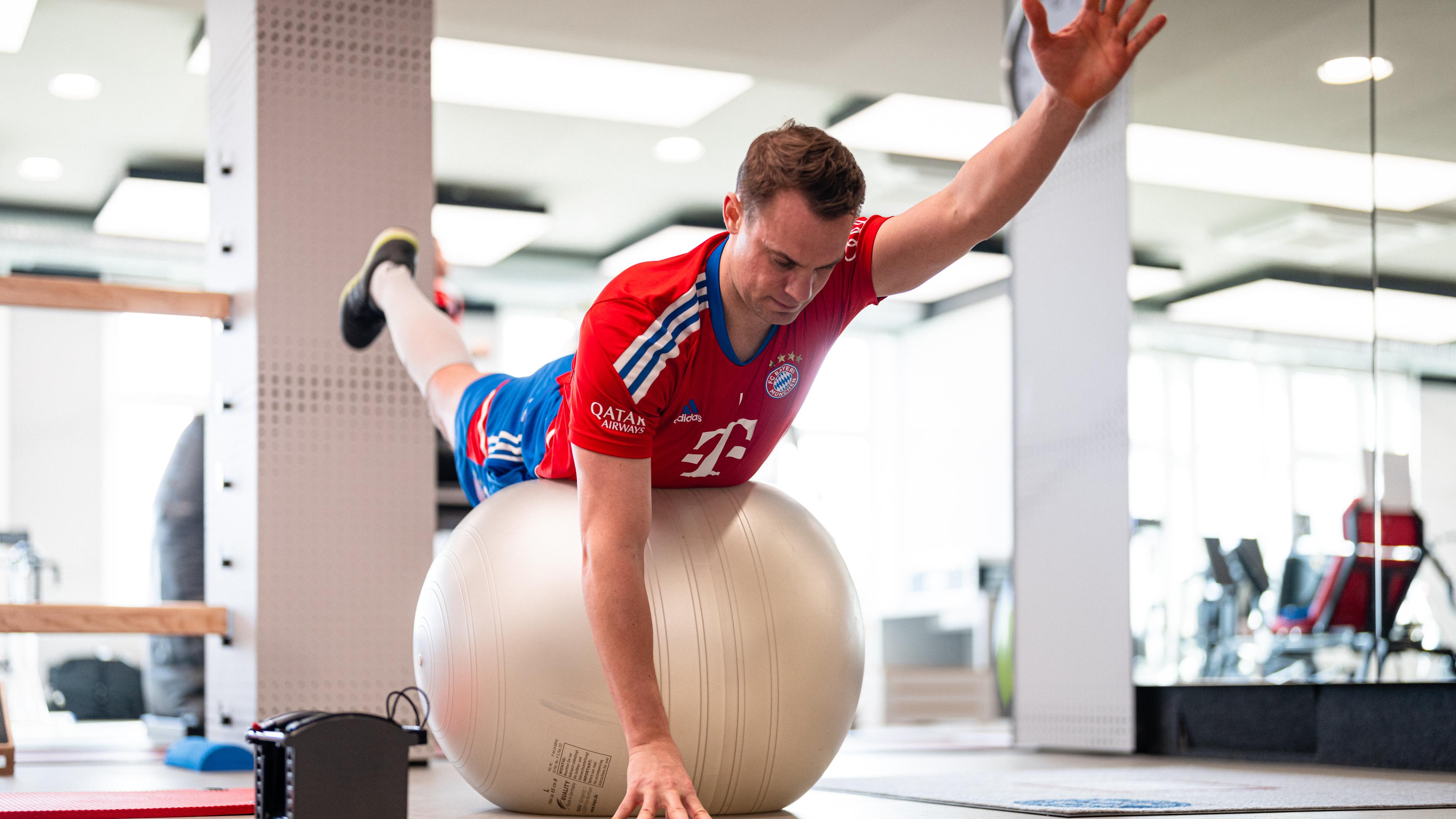 Manuel Neuer bei Cardio-Übungen im Fitnessraum