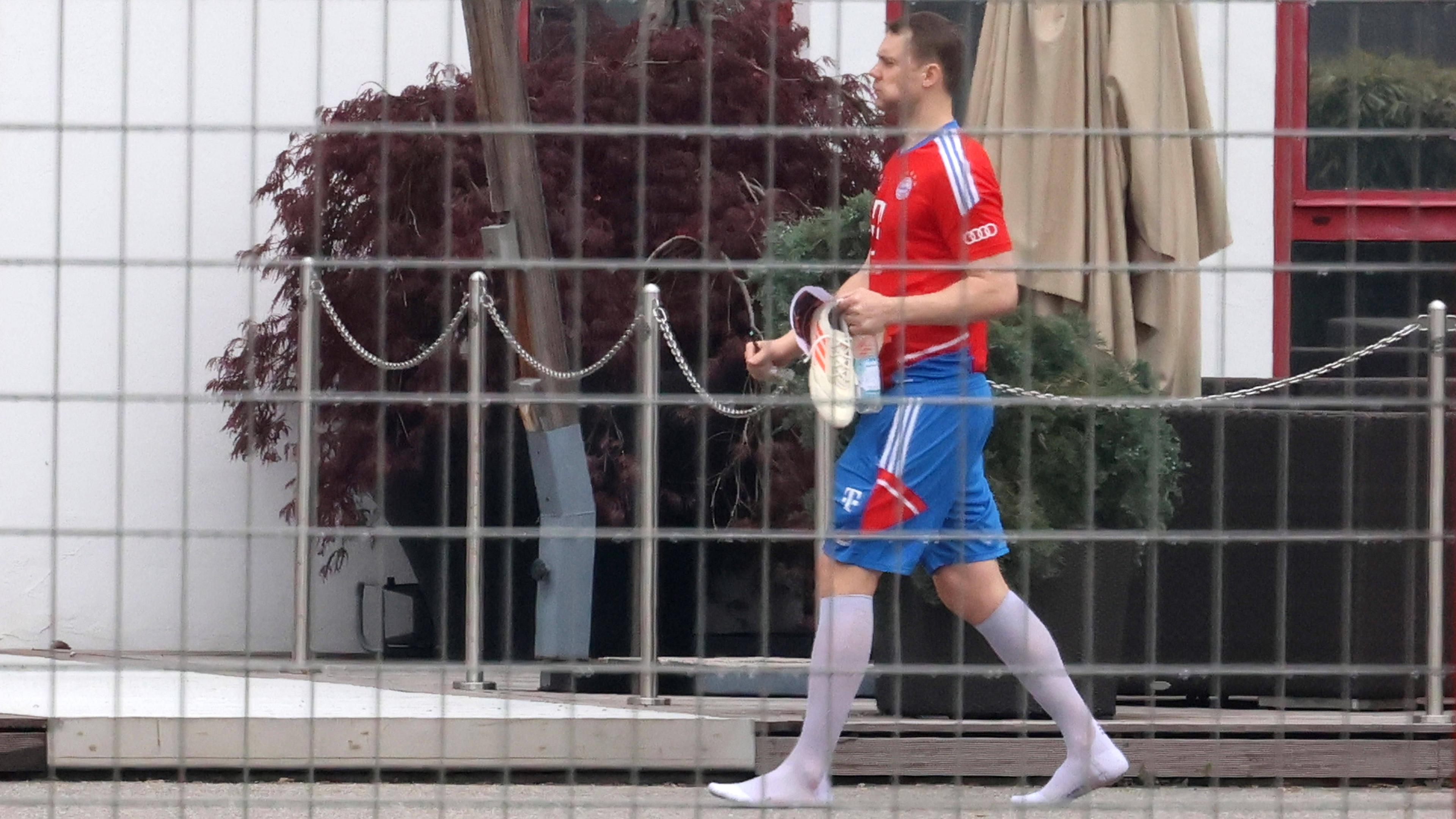 Manuel Neuer am Rande des Bayern-Trainings auf dem Weg in die Mannschaftskabine