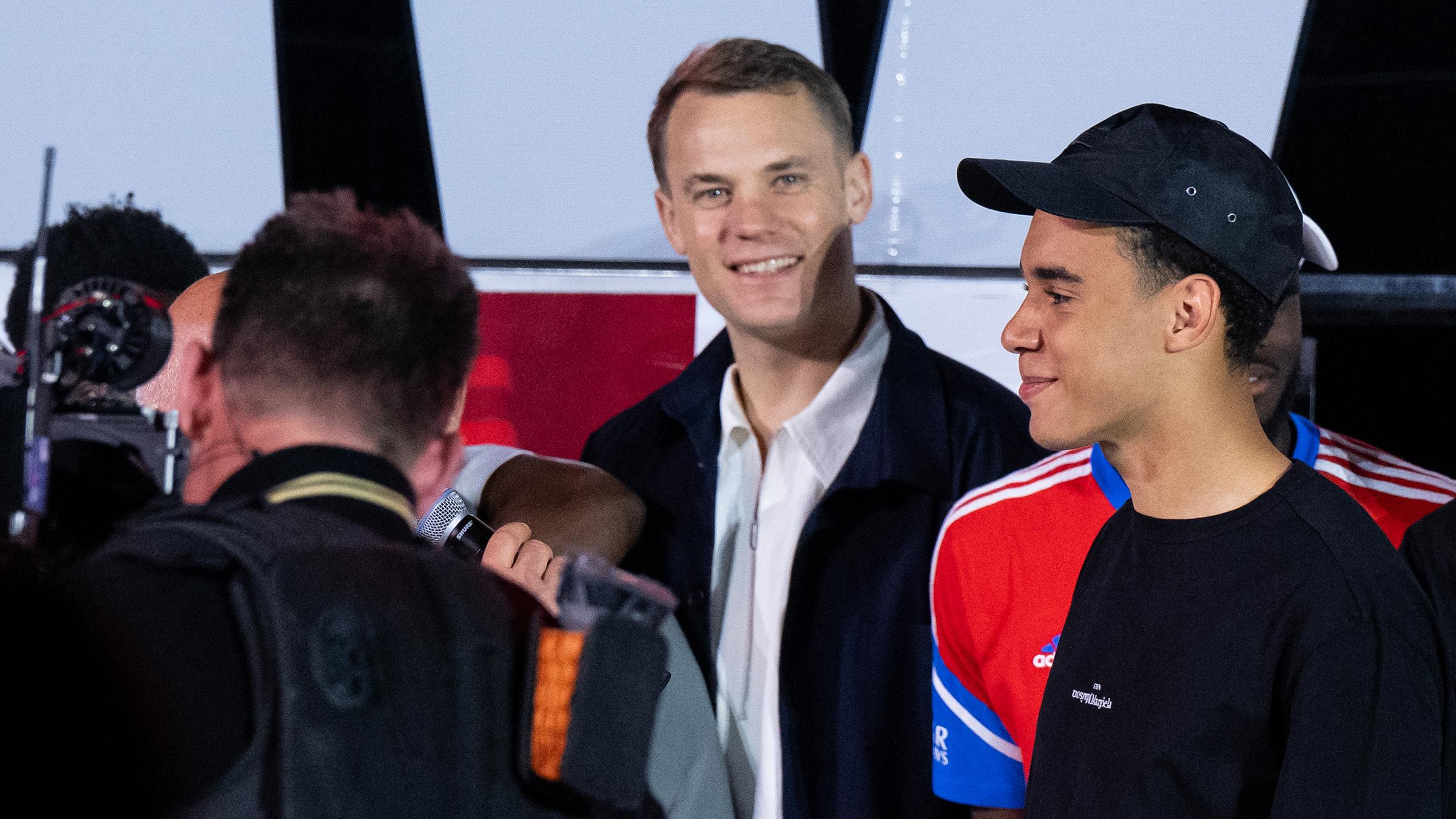 Manuel Neuer und Jamal Musiala.