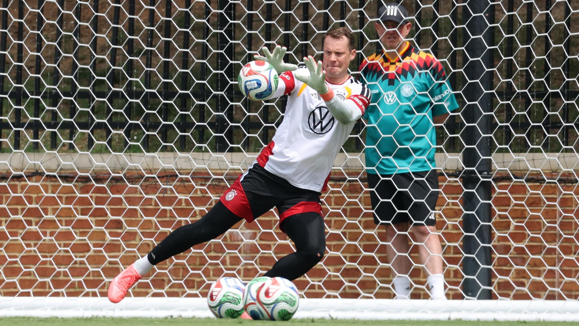 Der deutsche Nationaltorwart Manuel Neuer hält beim Training in Winston-Salem einen Ball