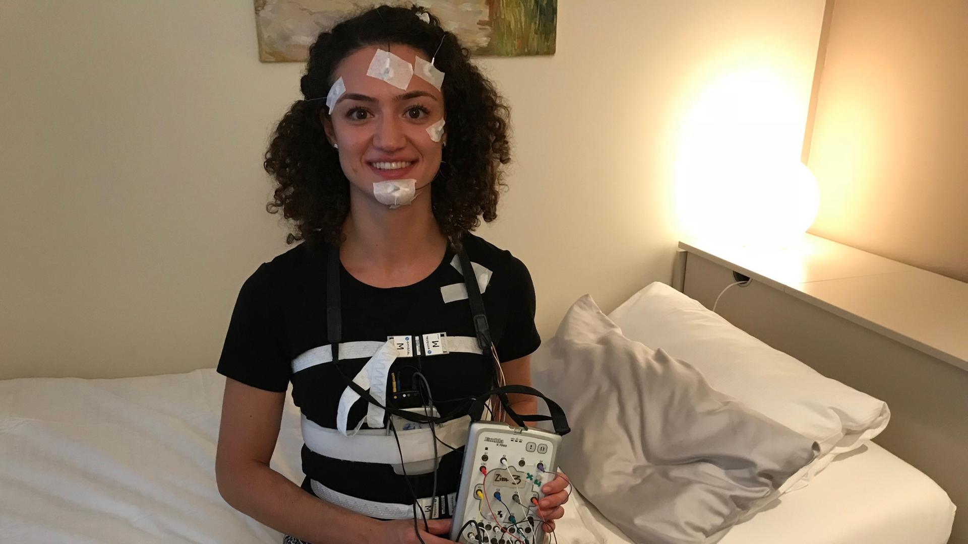 logo!-Reporterin Maral im Schlaflabor