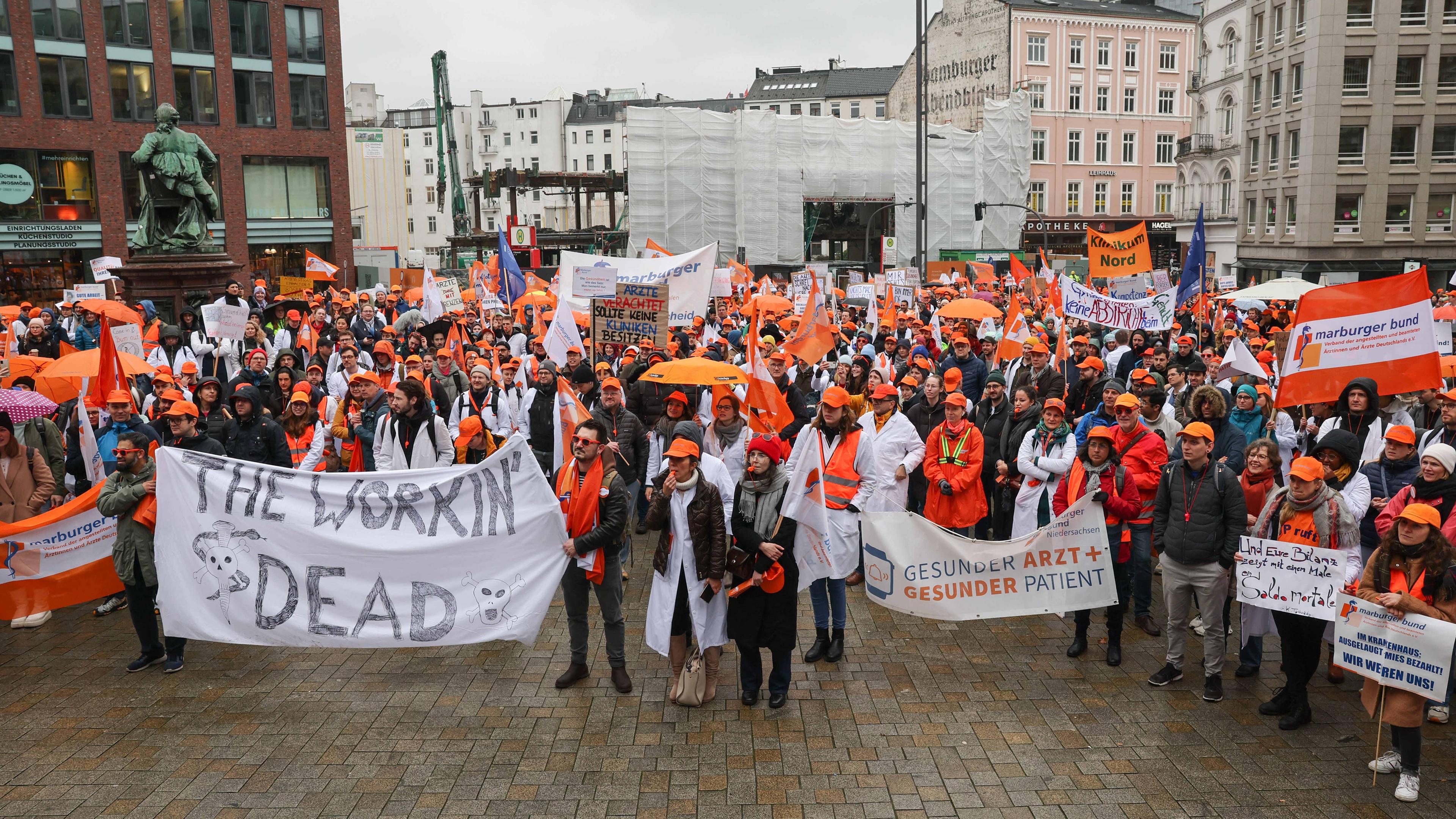 Hamburg: Teilnehmerinnen und Teilnehmer eines Warnstreiks der Gewerkschaft Marburger Bund nehmen an der Schlusskundgebung auf dem Gänsemarkt teil.