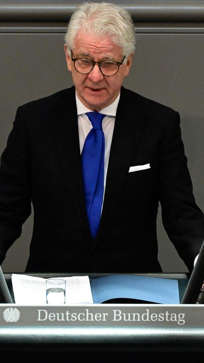 Marcel Reif bei einer Rede im Bundestag.