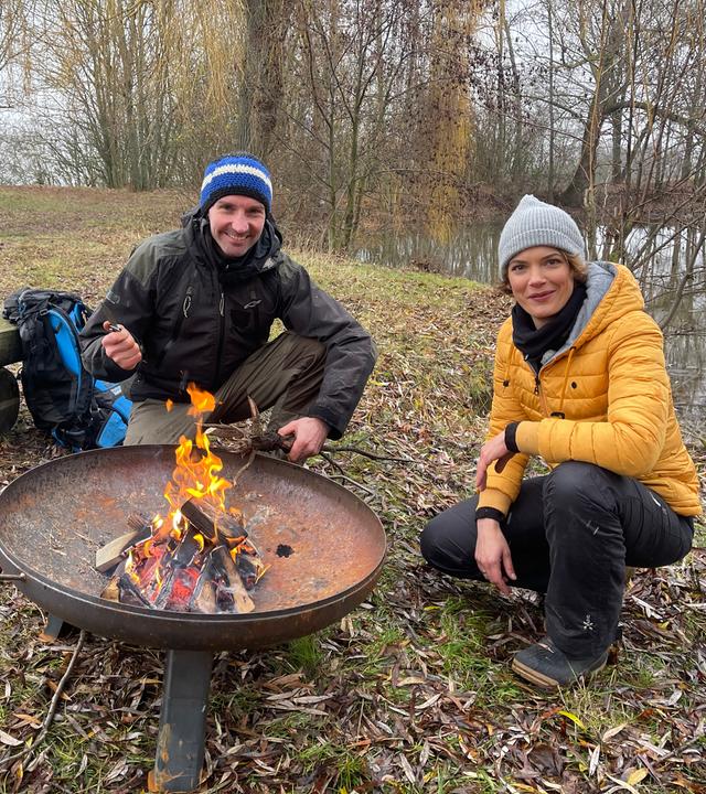 Moderatorin Lena Ganschow mit dem Survival-Experten Marco Plaß am Feuer.