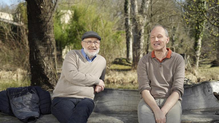 Harald Lesch und Marcusw Clauss beim Gespräch auf einer Parkbank